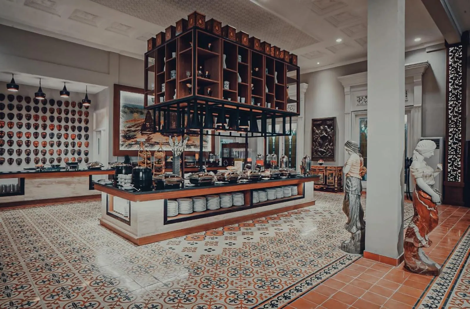 Restaurant/places to eat in Ramada Suites By Wyndham Solo