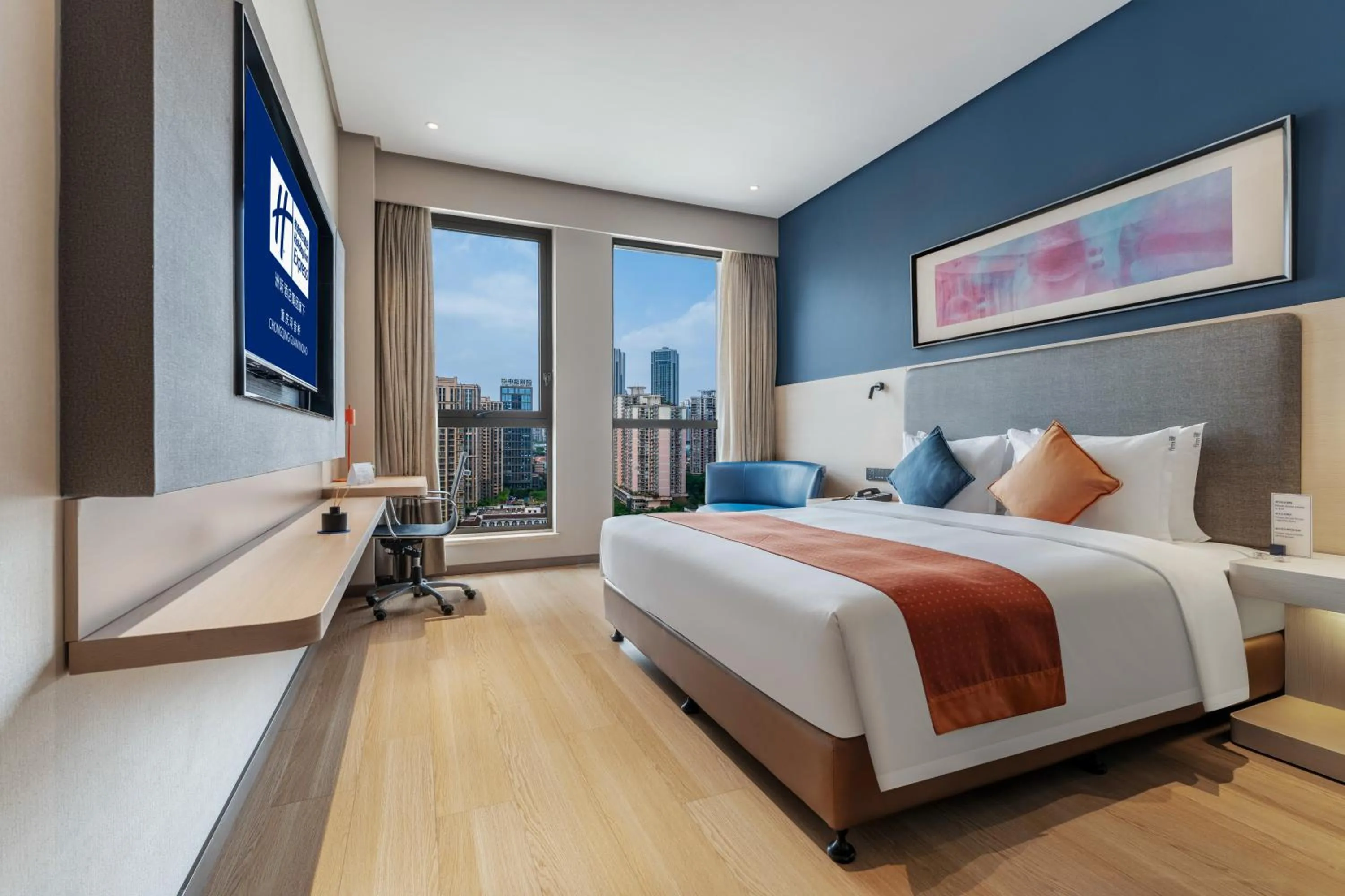 Photo of the whole room, Bed in Holiday Inn Express Chongqing Guanyinqiao by IHG