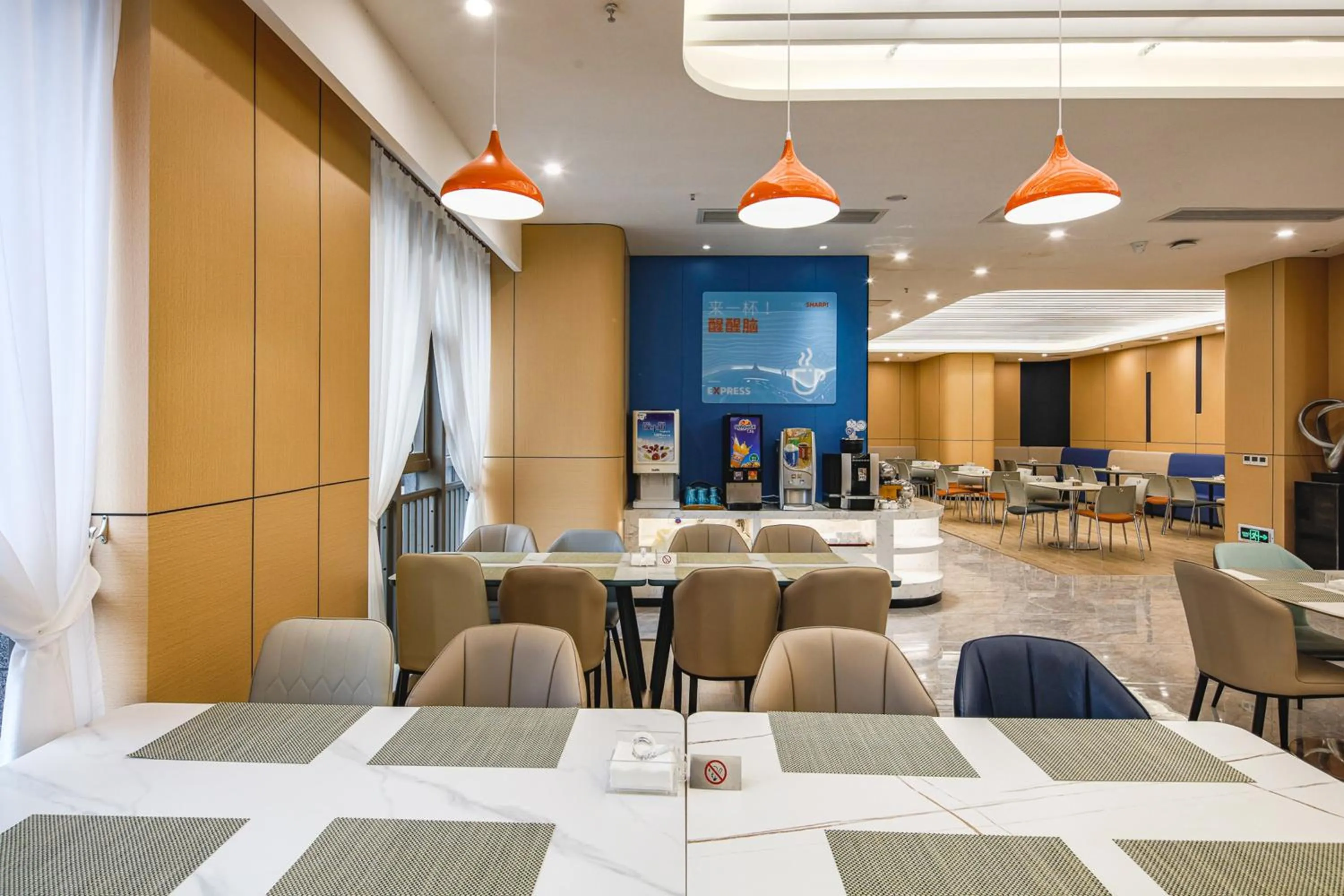 Restaurant/places to eat in Holiday Inn Express Chongqing Guanyinqiao by IHG