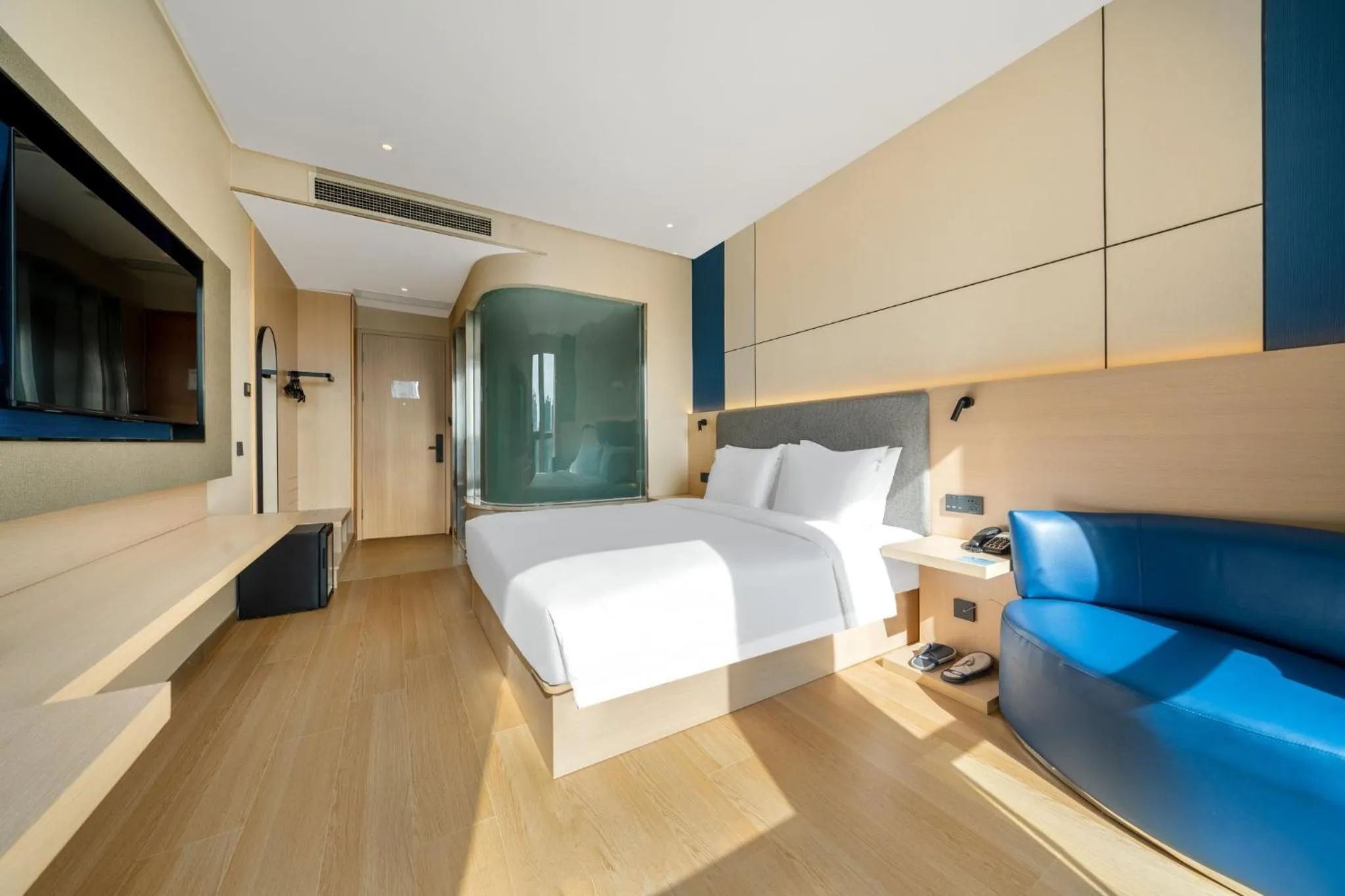 Photo of the whole room, Bed in Holiday Inn Express Chongqing Guanyinqiao by IHG