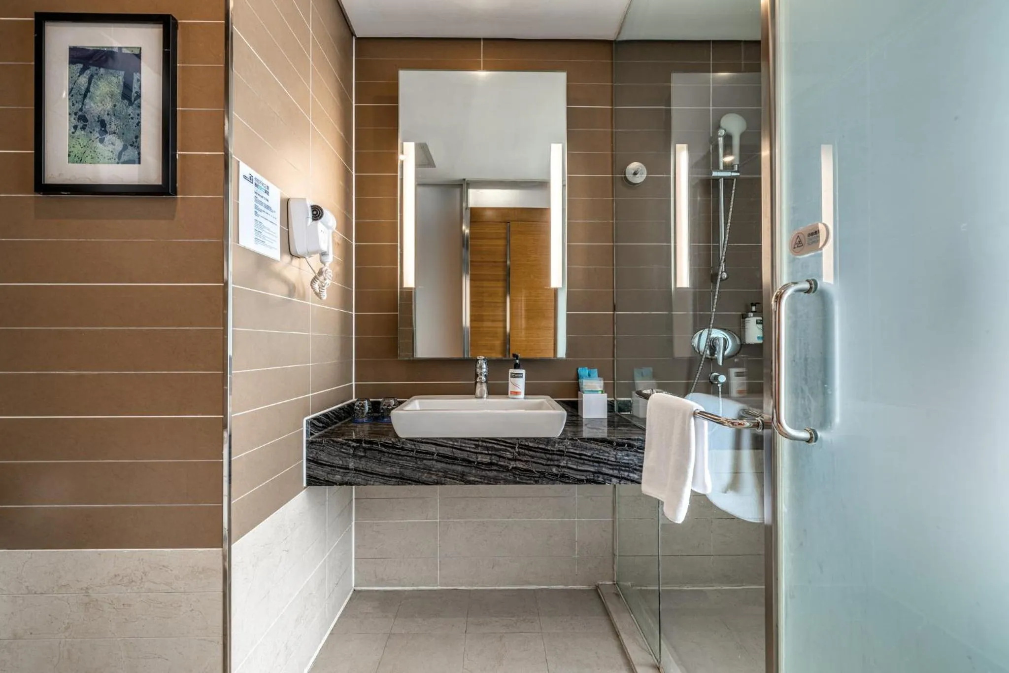 Bathroom, Bed in Holiday Inn Express Chongqing Guanyinqiao by IHG
