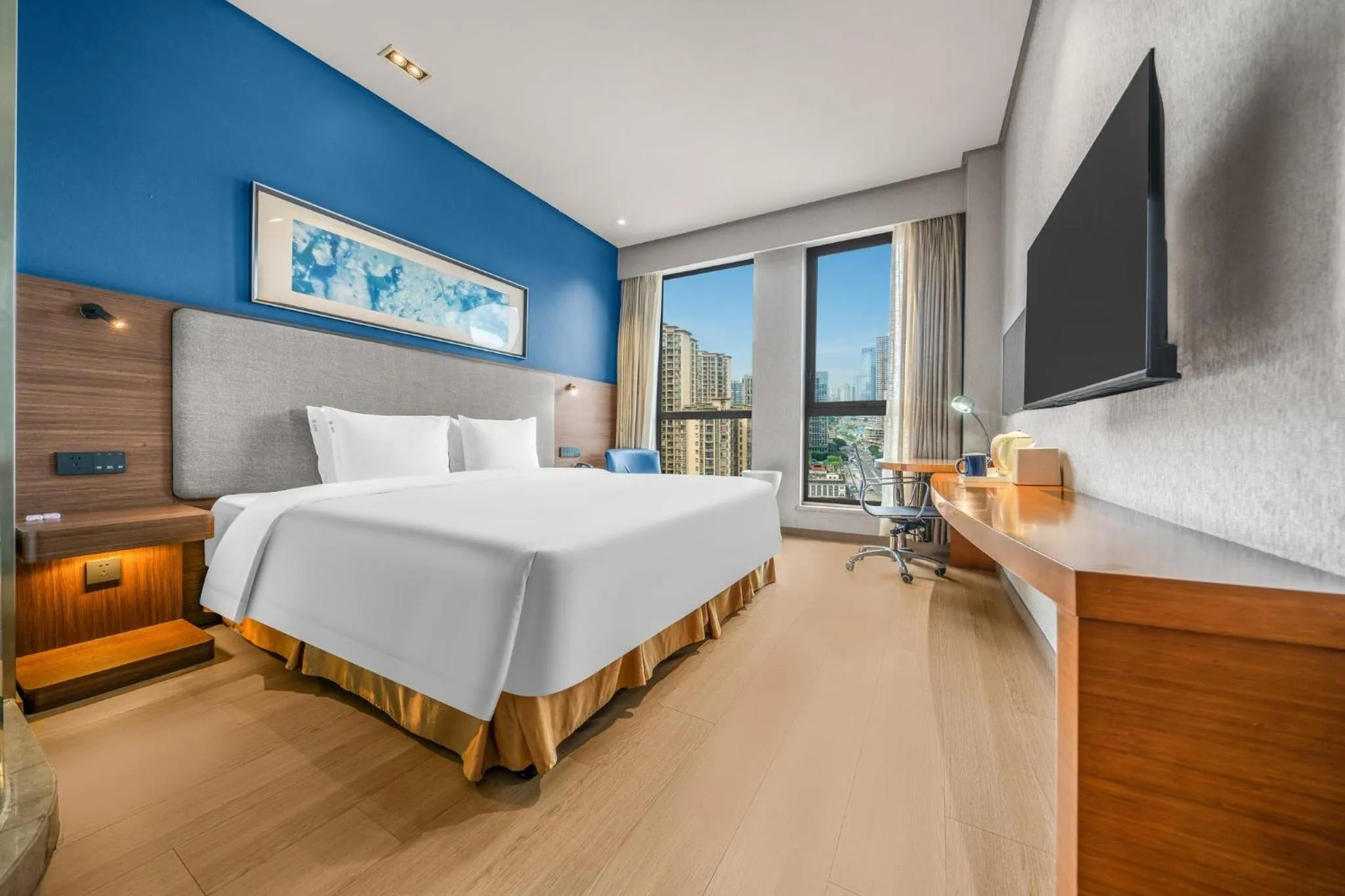Photo of the whole room, Bed in Holiday Inn Express Chongqing Guanyinqiao by IHG