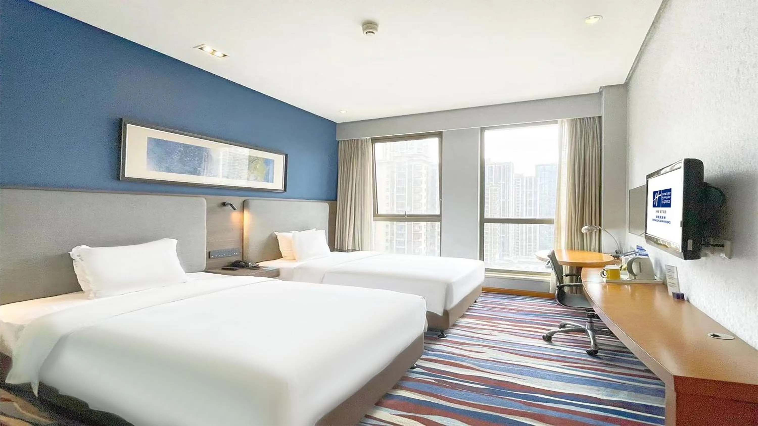 Photo of the whole room, Bed in Holiday Inn Express Chongqing Guanyinqiao by IHG