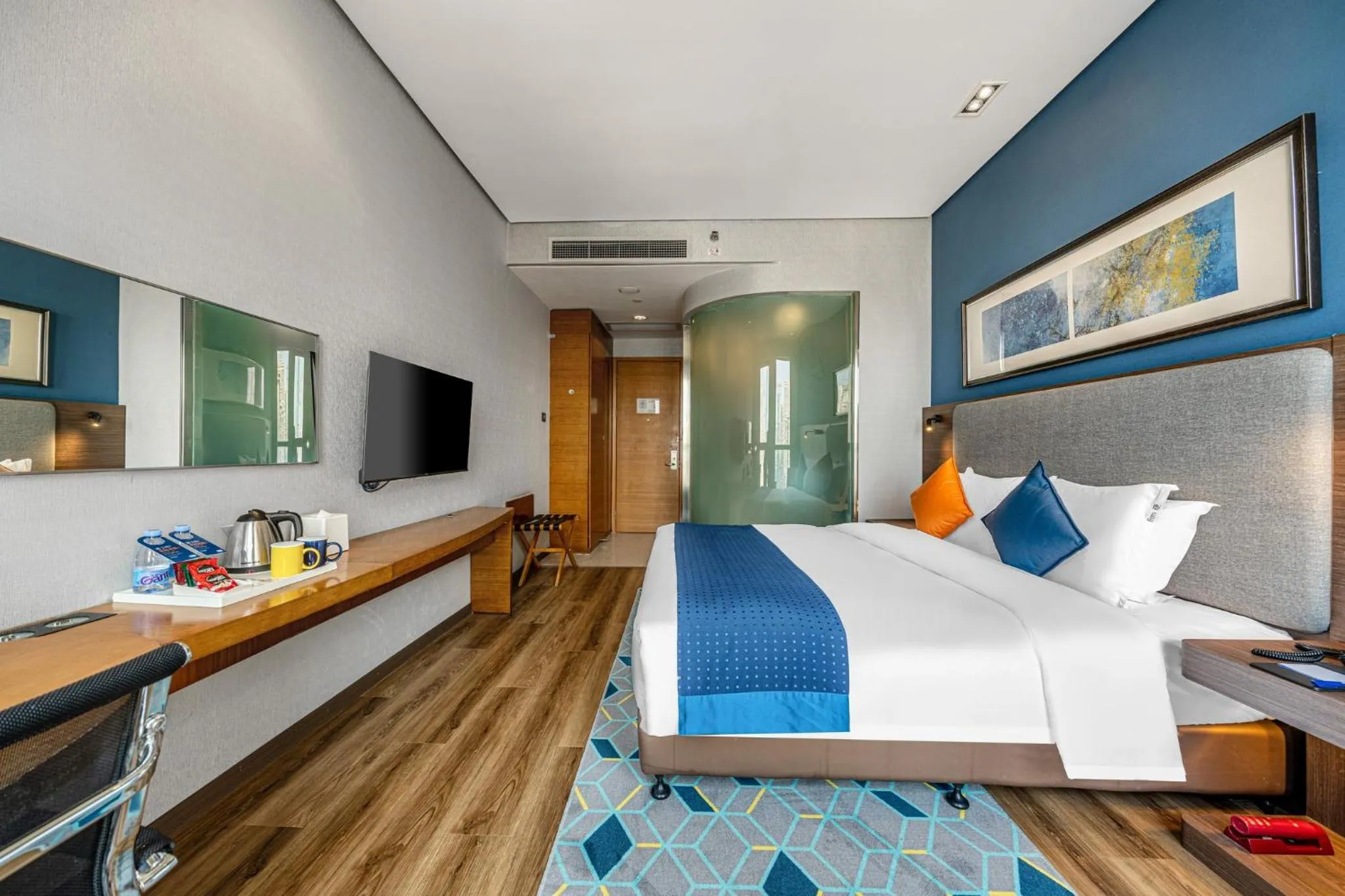 Photo of the whole room, Bed in Holiday Inn Express Chongqing Guanyinqiao by IHG