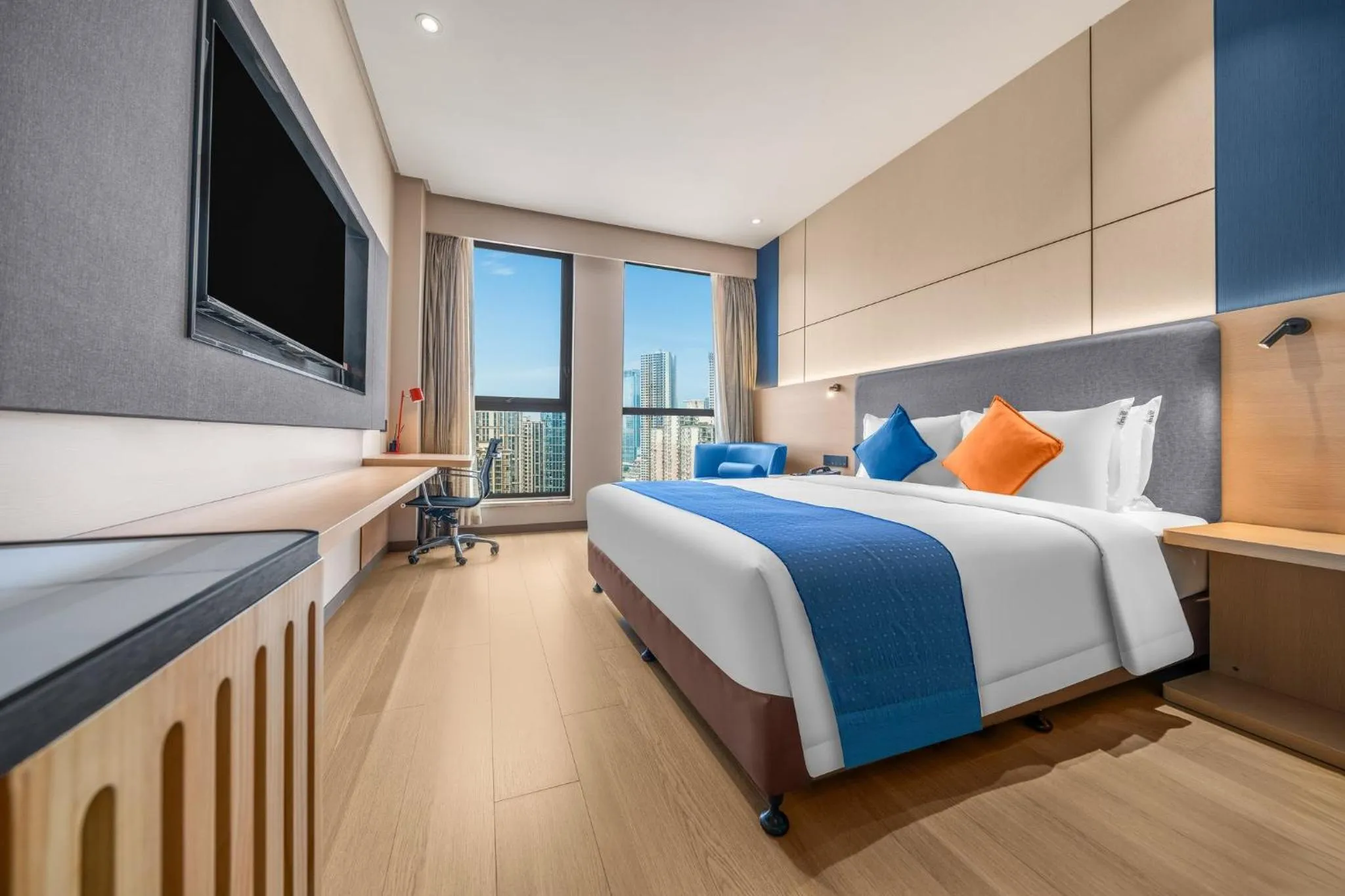 Photo of the whole room, Bed in Holiday Inn Express Chongqing Guanyinqiao by IHG