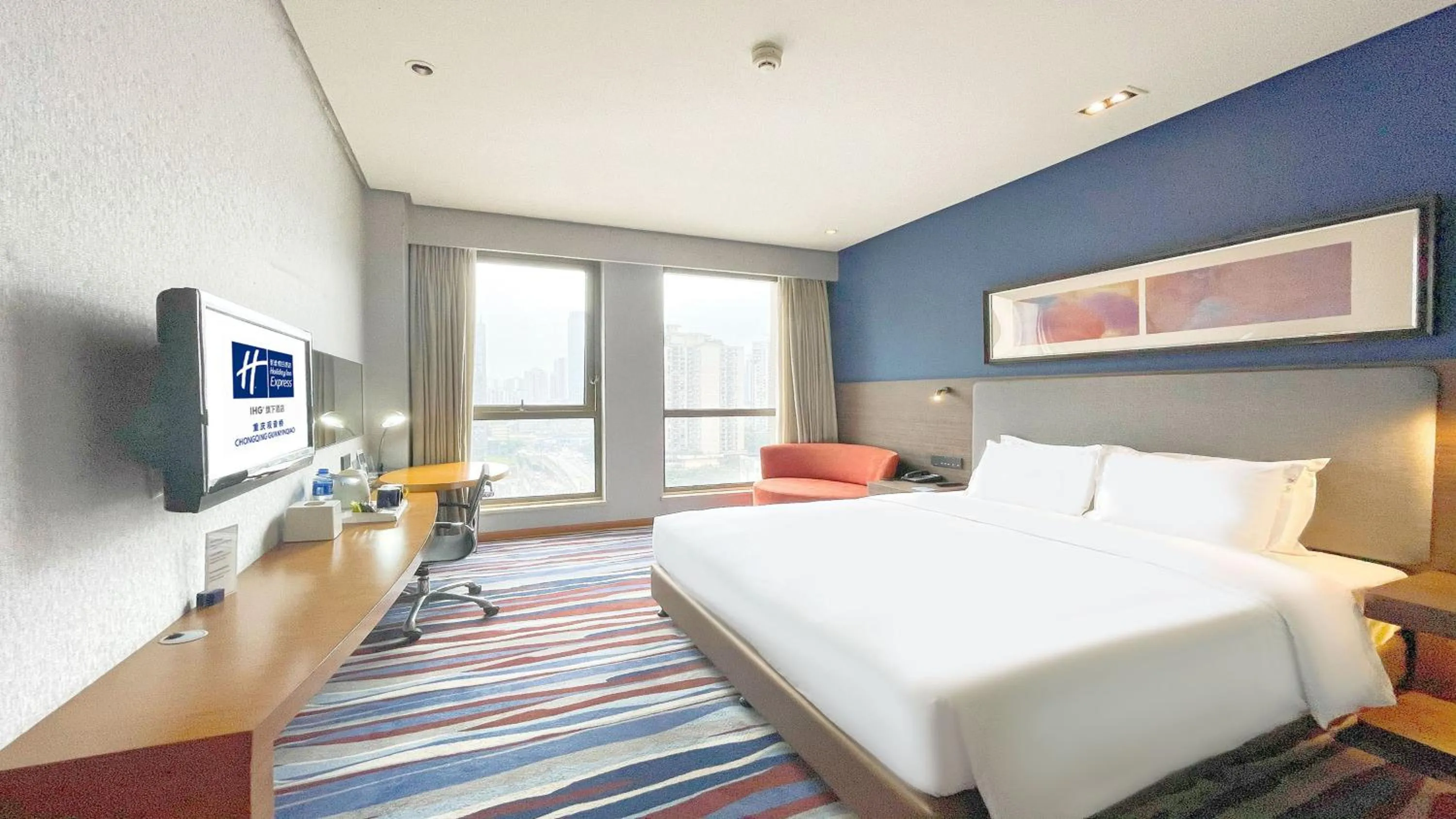 Photo of the whole room, Bed in Holiday Inn Express Chongqing Guanyinqiao by IHG
