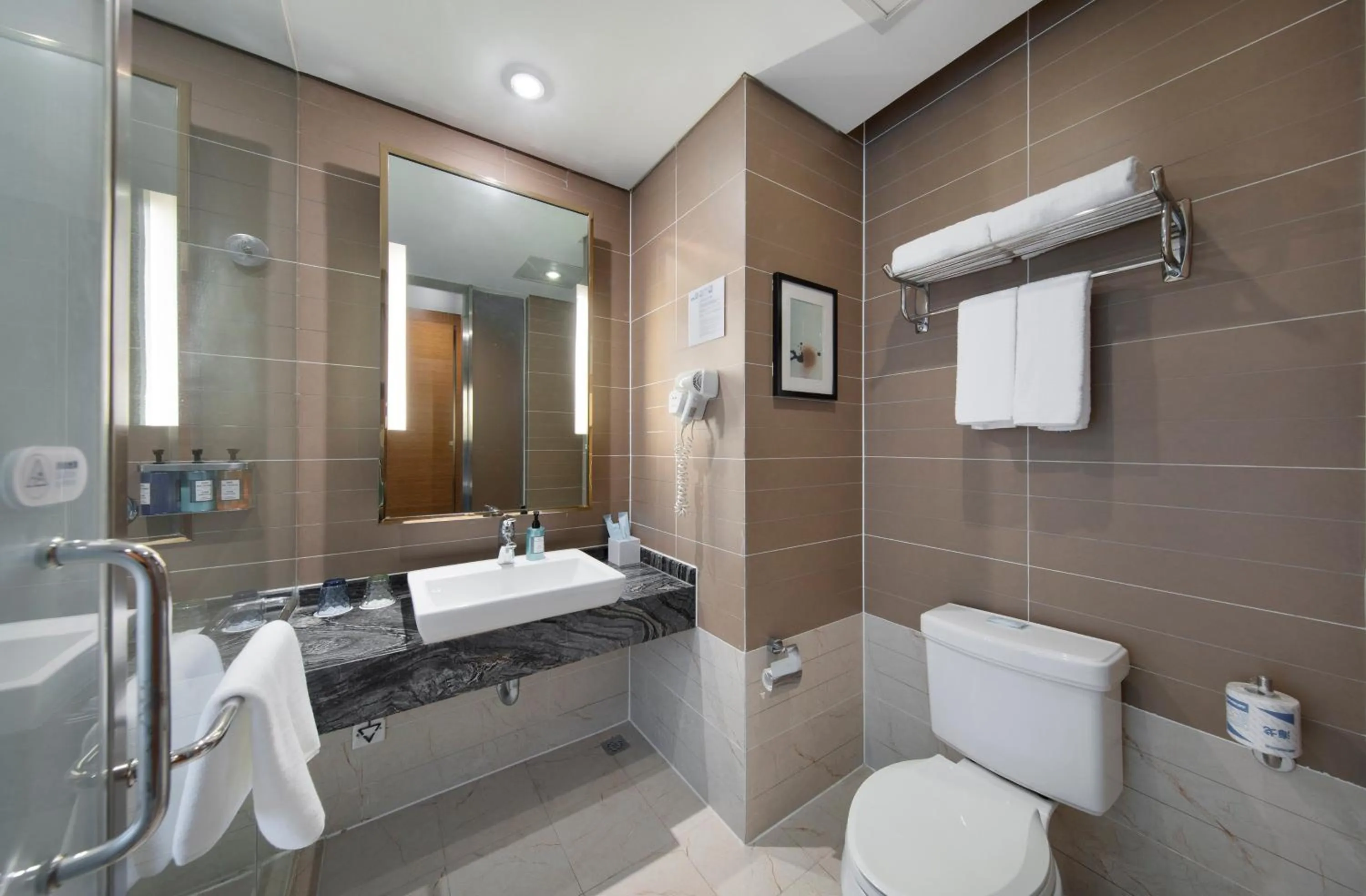 Bathroom in Holiday Inn Express Chongqing Guanyinqiao by IHG