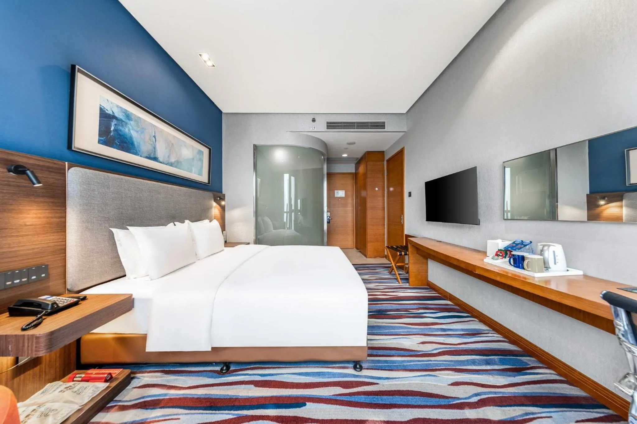 Photo of the whole room, Bed in Holiday Inn Express Chongqing Guanyinqiao by IHG