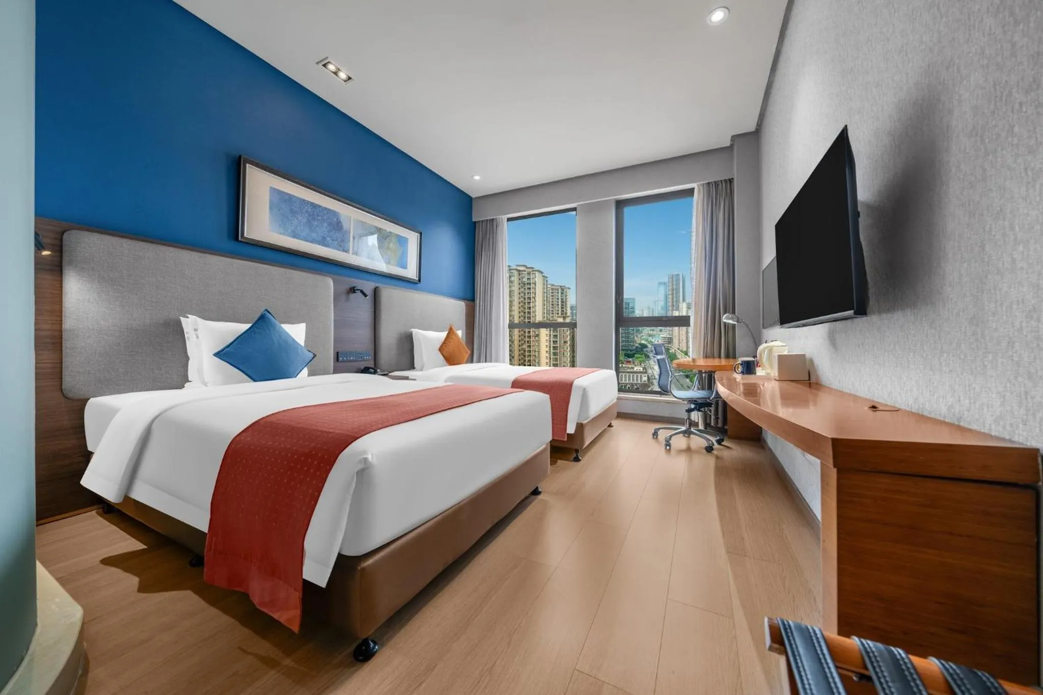 Photo of the whole room, Bed in Holiday Inn Express Chongqing Guanyinqiao by IHG