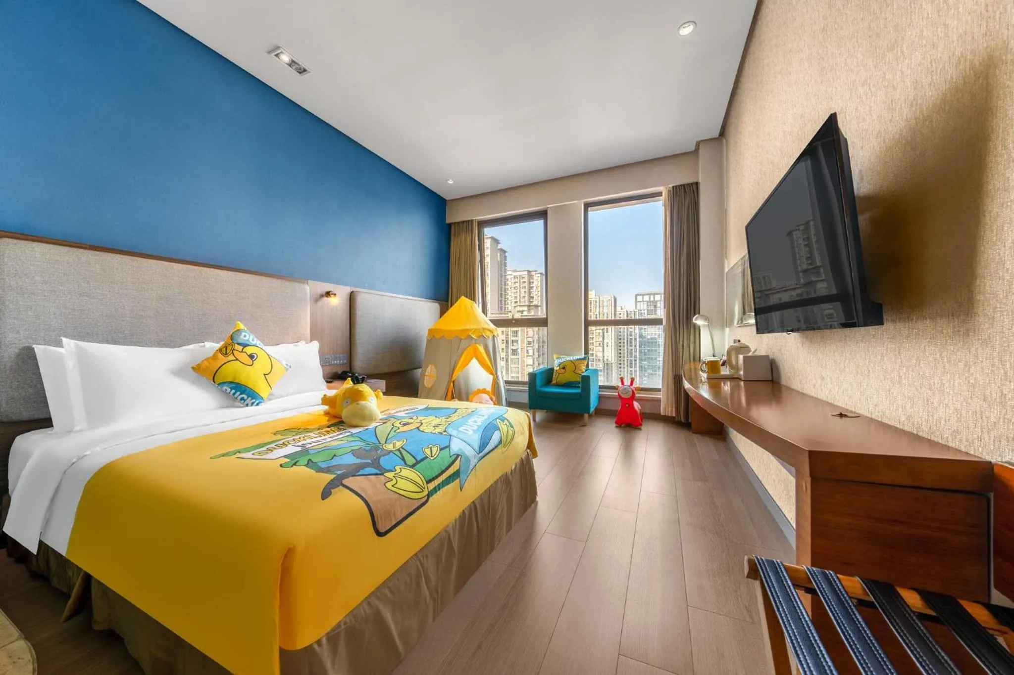 Photo of the whole room, Bed in Holiday Inn Express Chongqing Guanyinqiao by IHG
