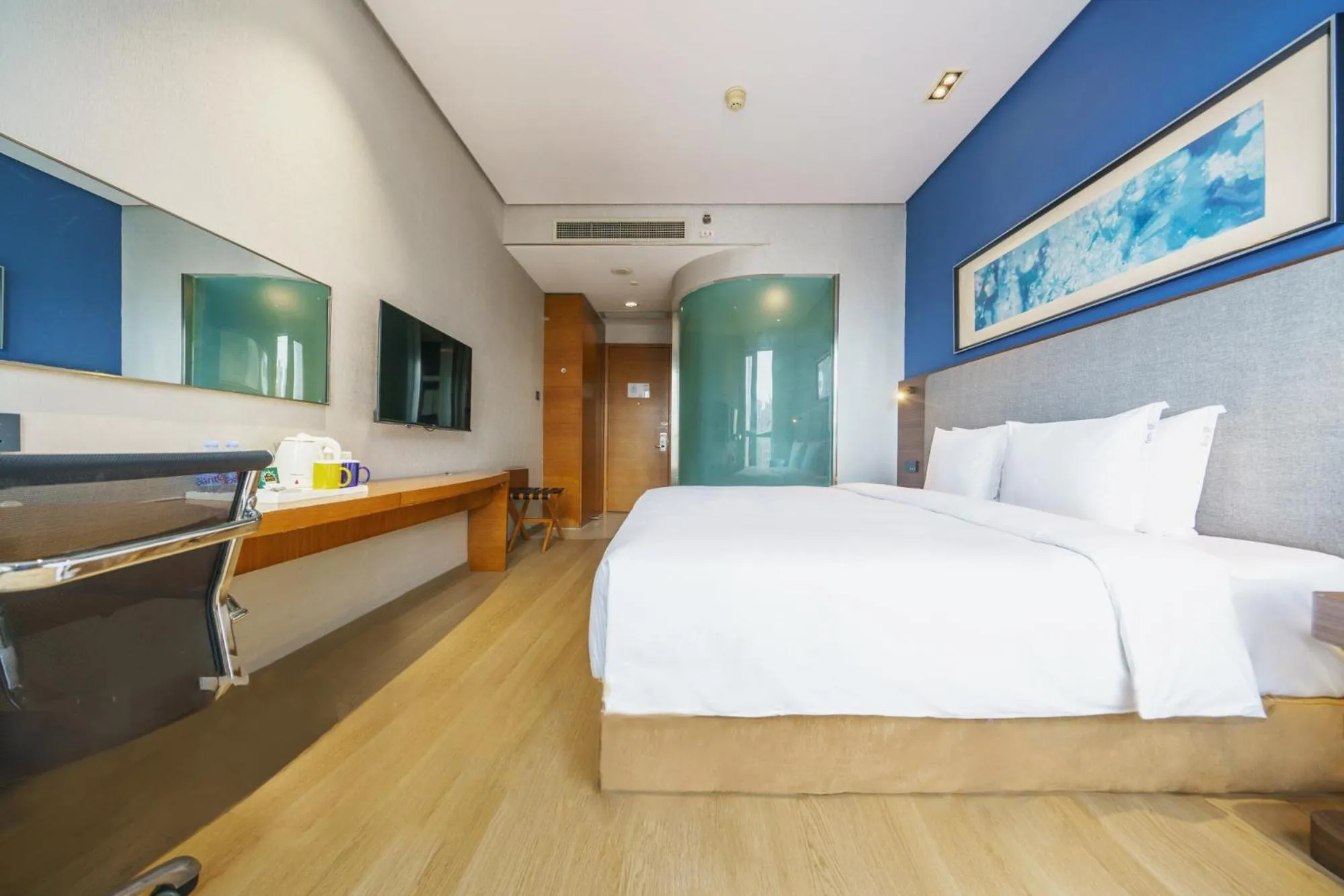 Photo of the whole room, Bed in Holiday Inn Express Chongqing Guanyinqiao by IHG
