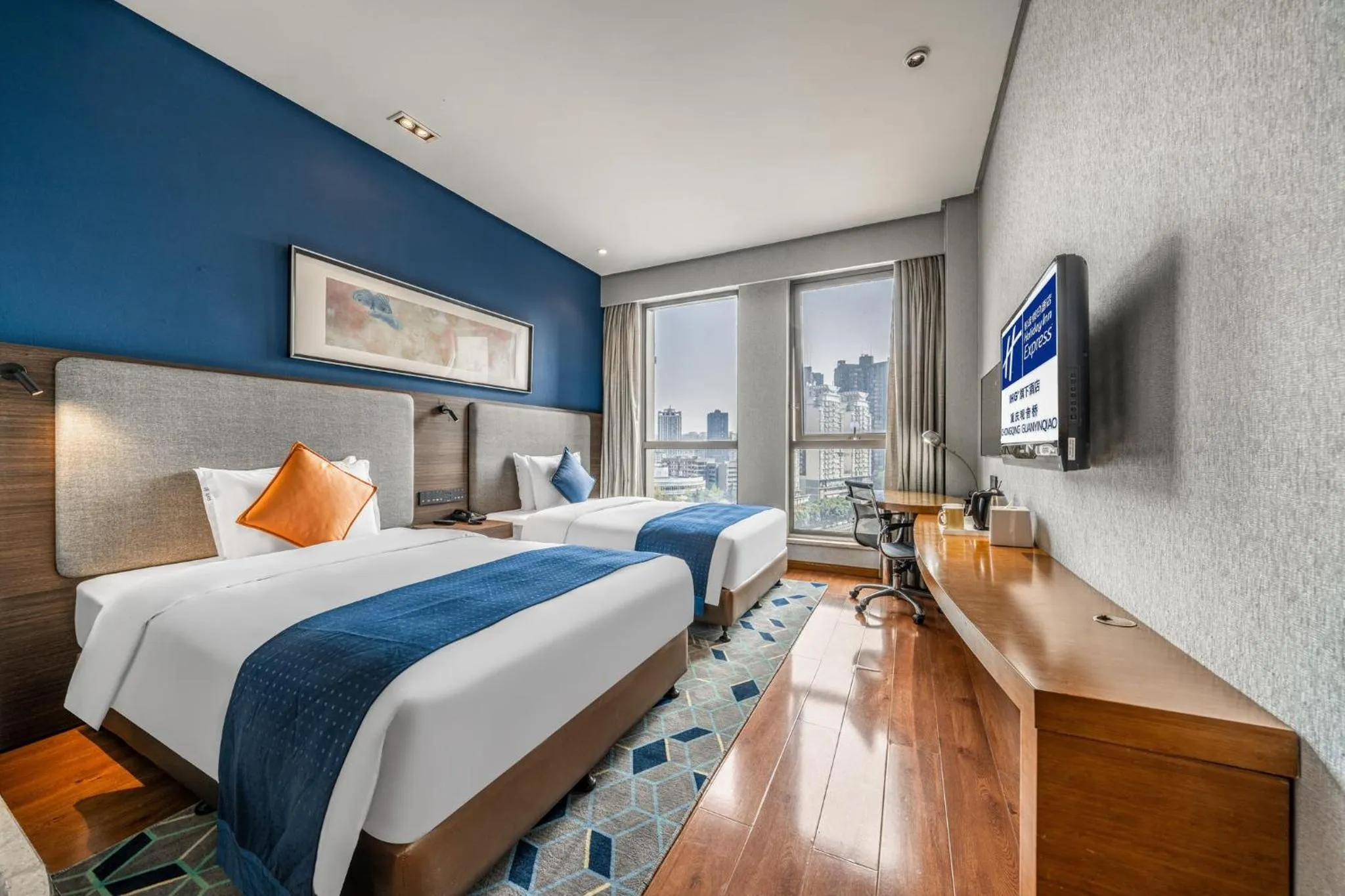Photo of the whole room, Bed in Holiday Inn Express Chongqing Guanyinqiao by IHG