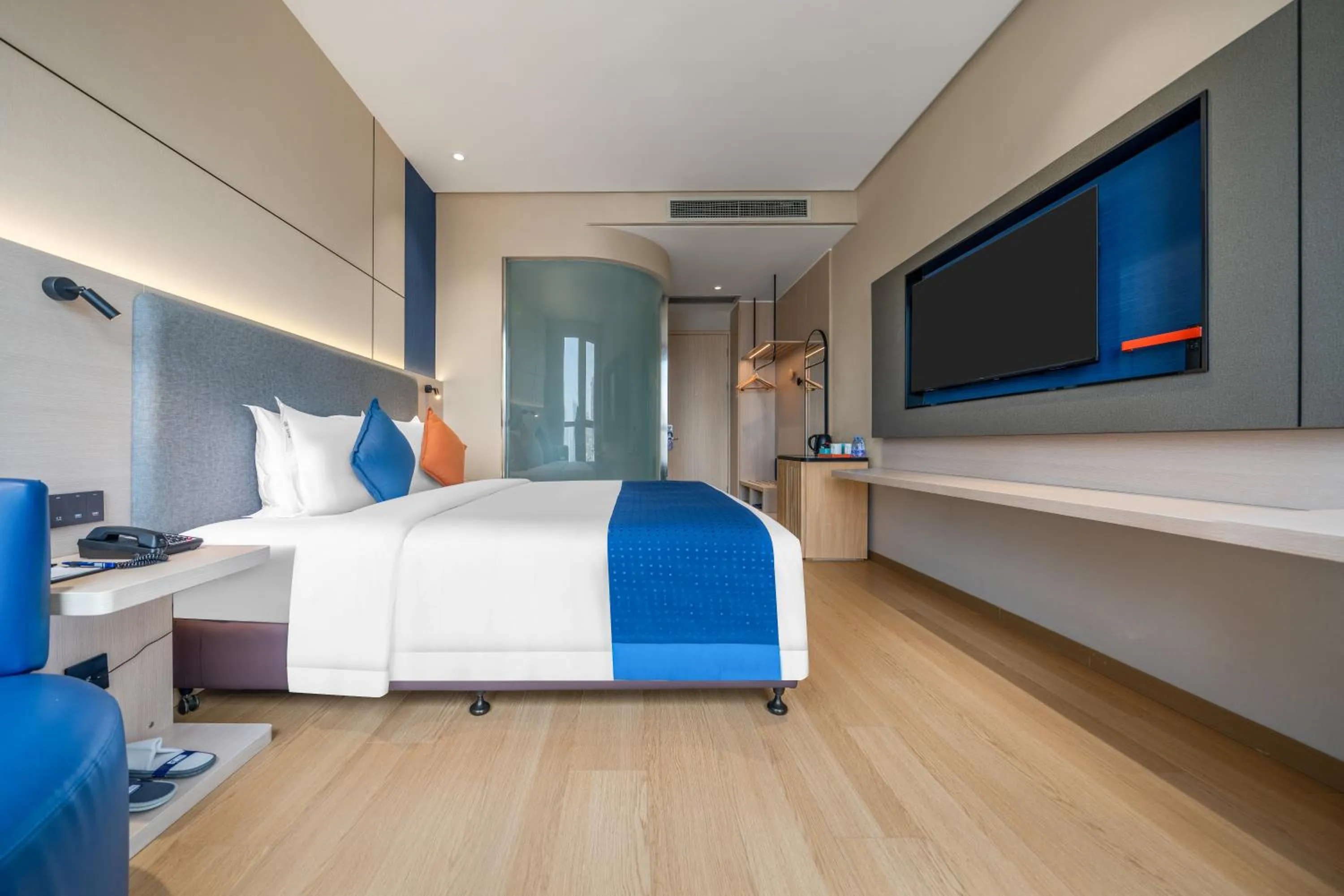 Photo of the whole room, Bed in Holiday Inn Express Chongqing Guanyinqiao by IHG