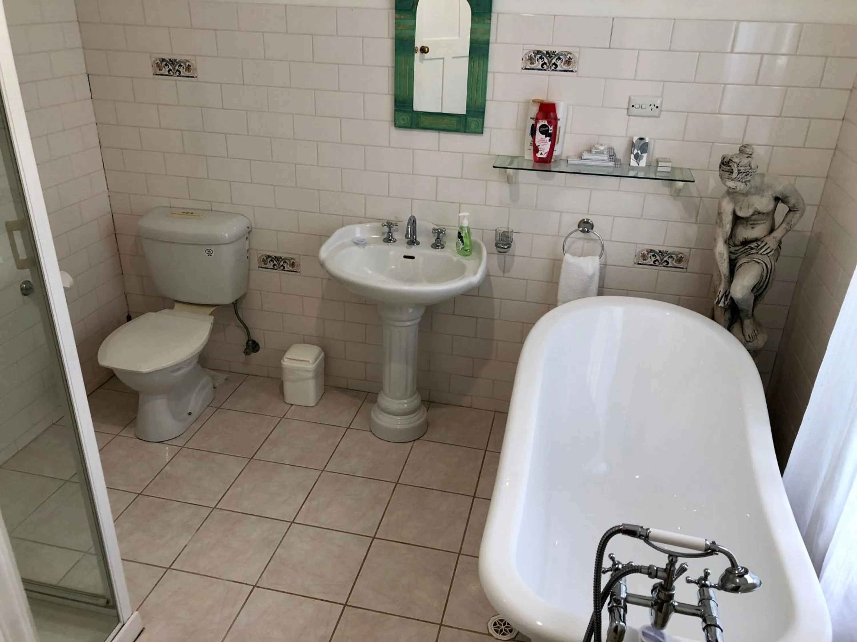 Bathroom in Lorelei Bed & Breakfast