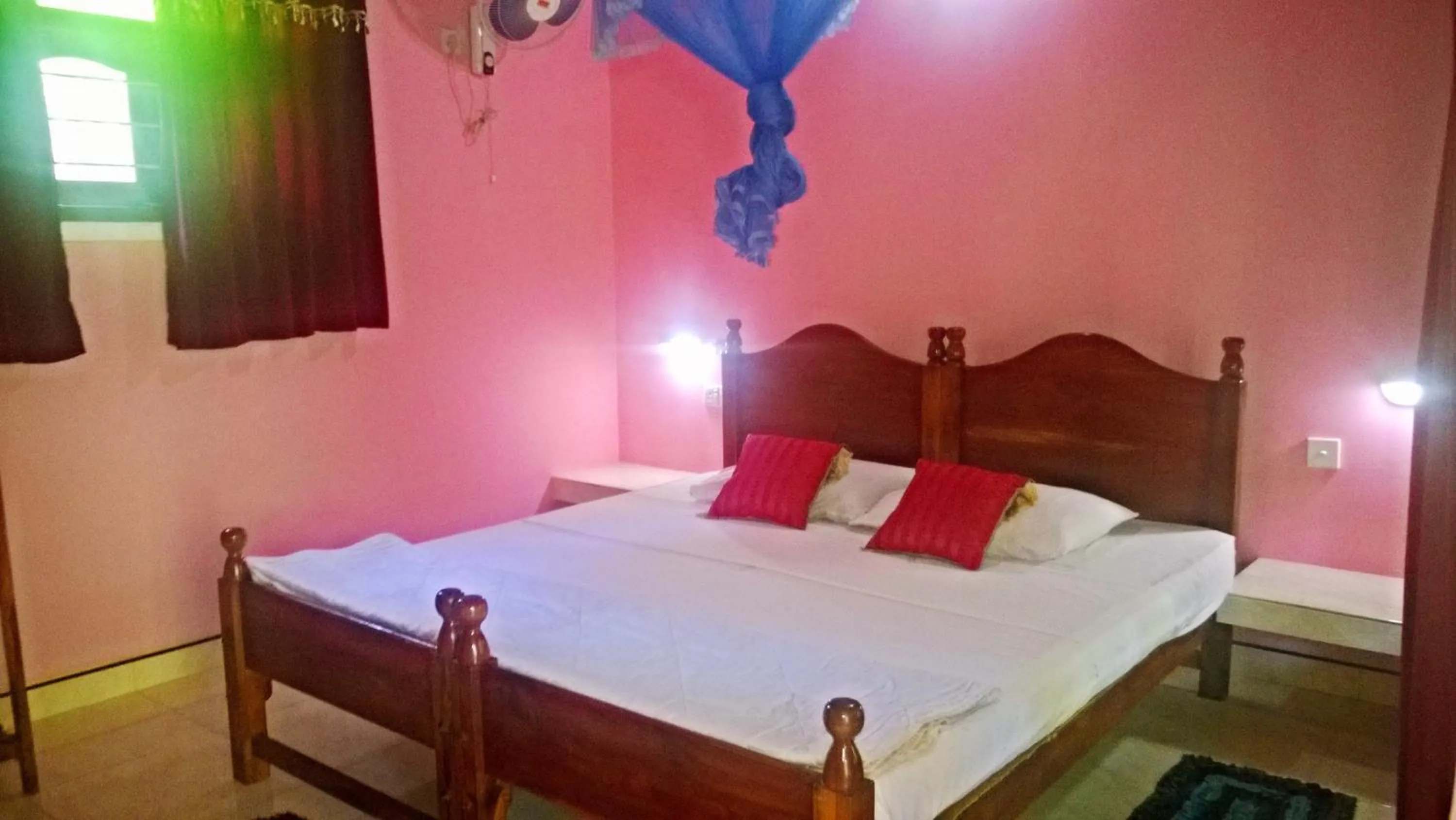 Bed in Sigiri Holiday Inn