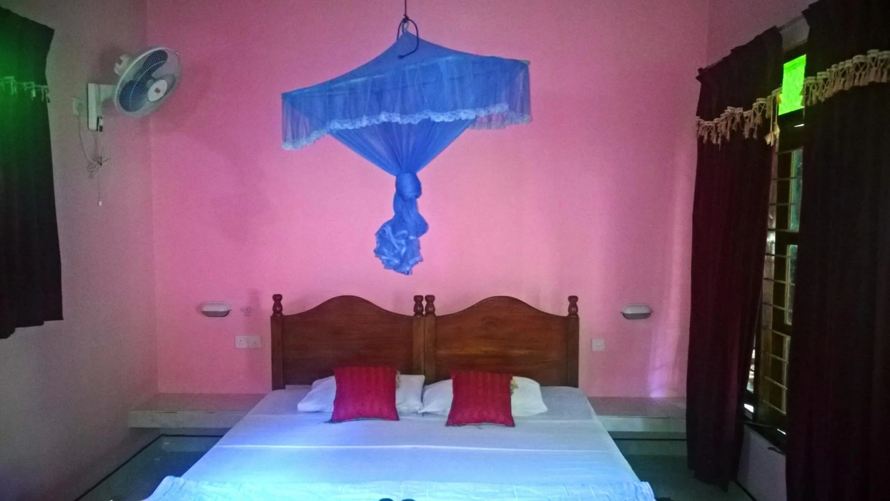 Bed in Sigiri Holiday Inn