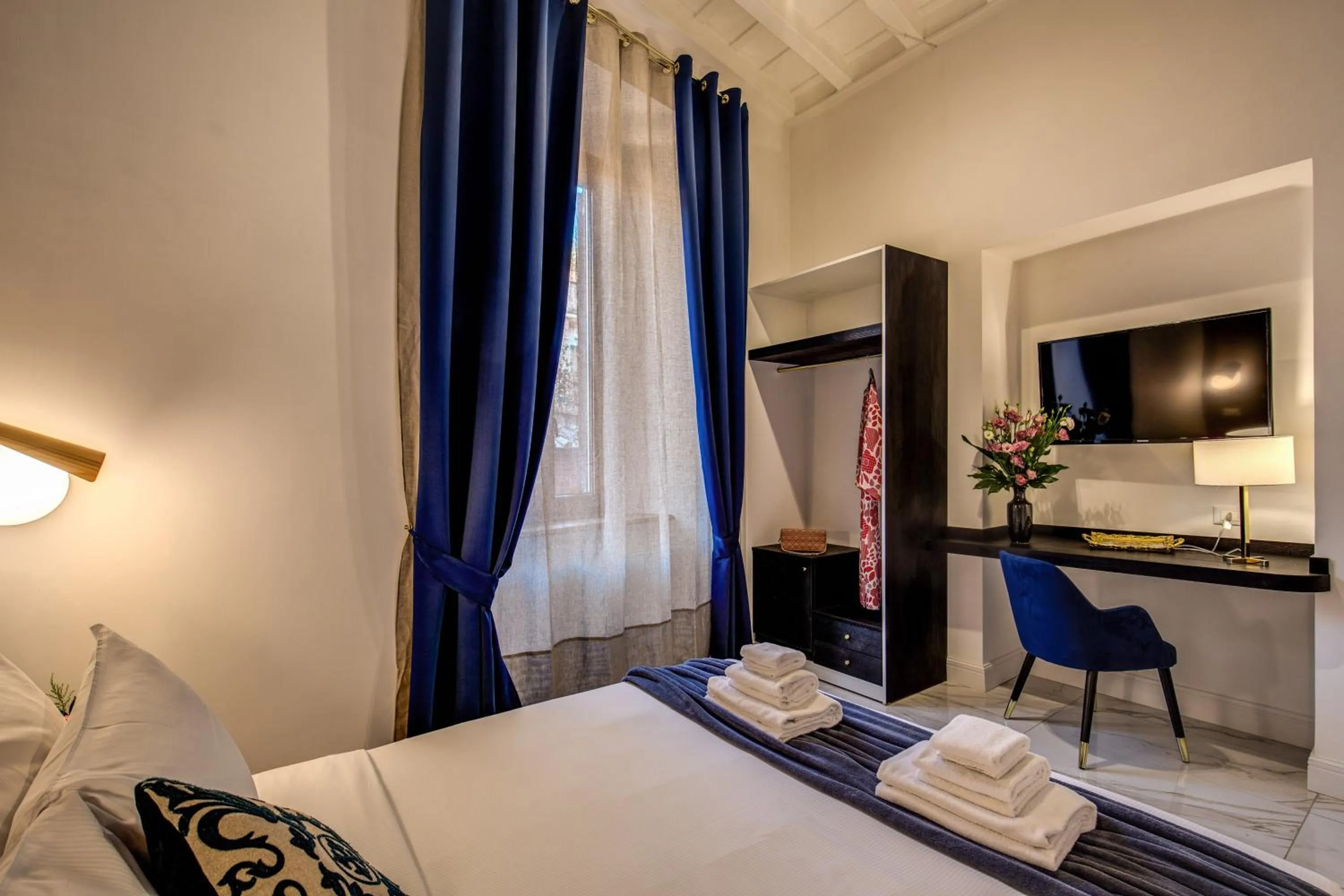 Bedroom, Bed in Little Queen Pantheon