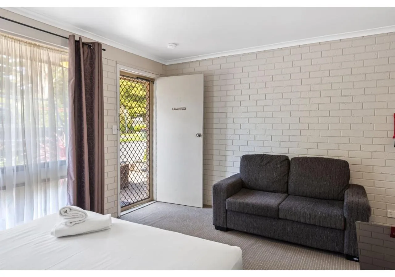 Seating area, Bed in Discovery Parks - Warrnambool