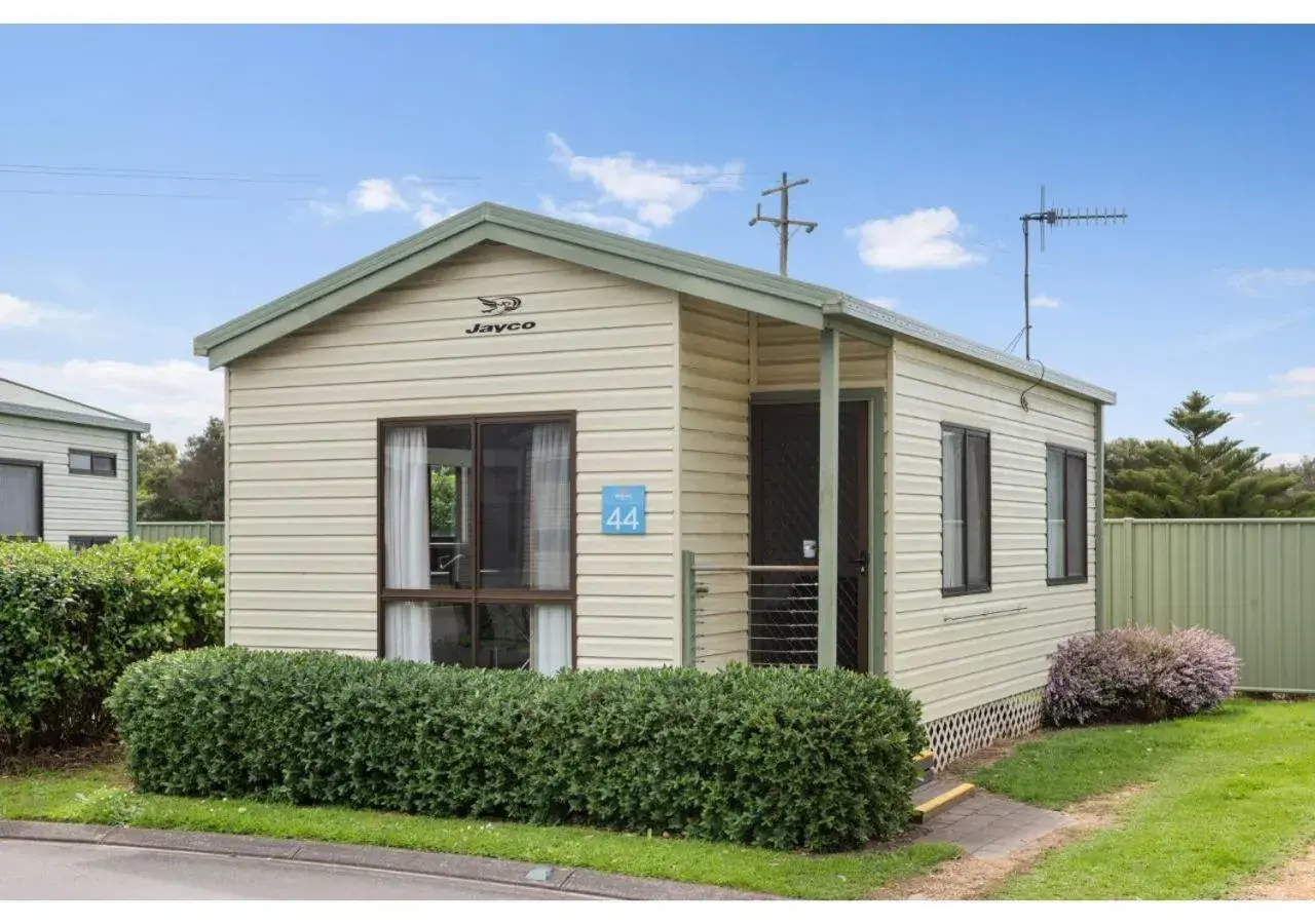 Superior Spa Cabin in Discovery Parks - Warrnambool Superior Spa Cabin in Discovery Parks - Warrnambool