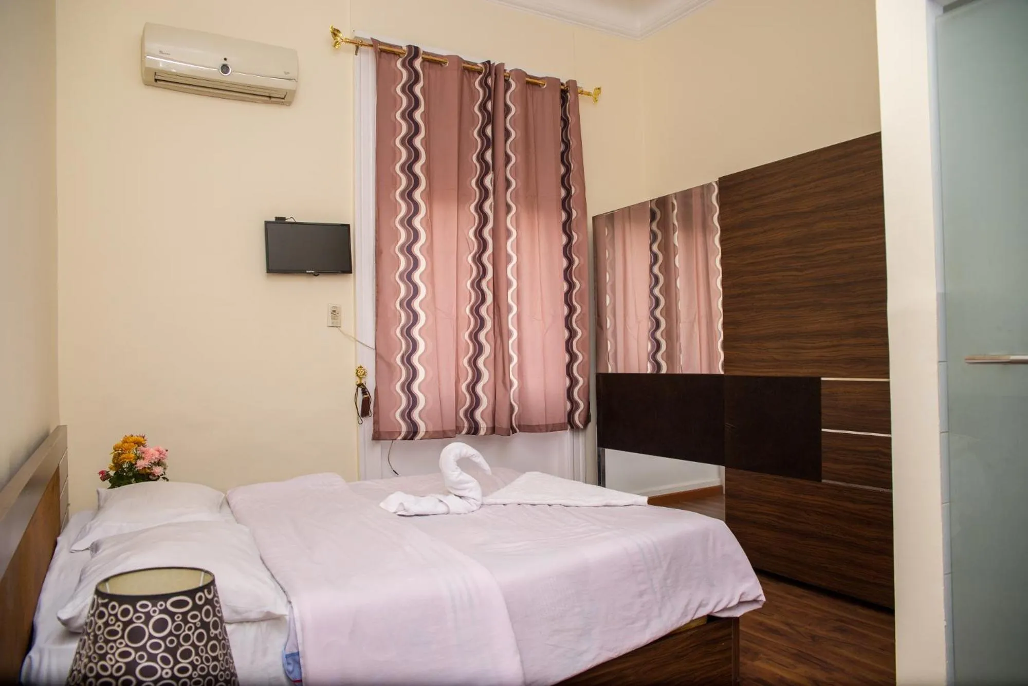 Bed in Hotel Grand Royal Cairo