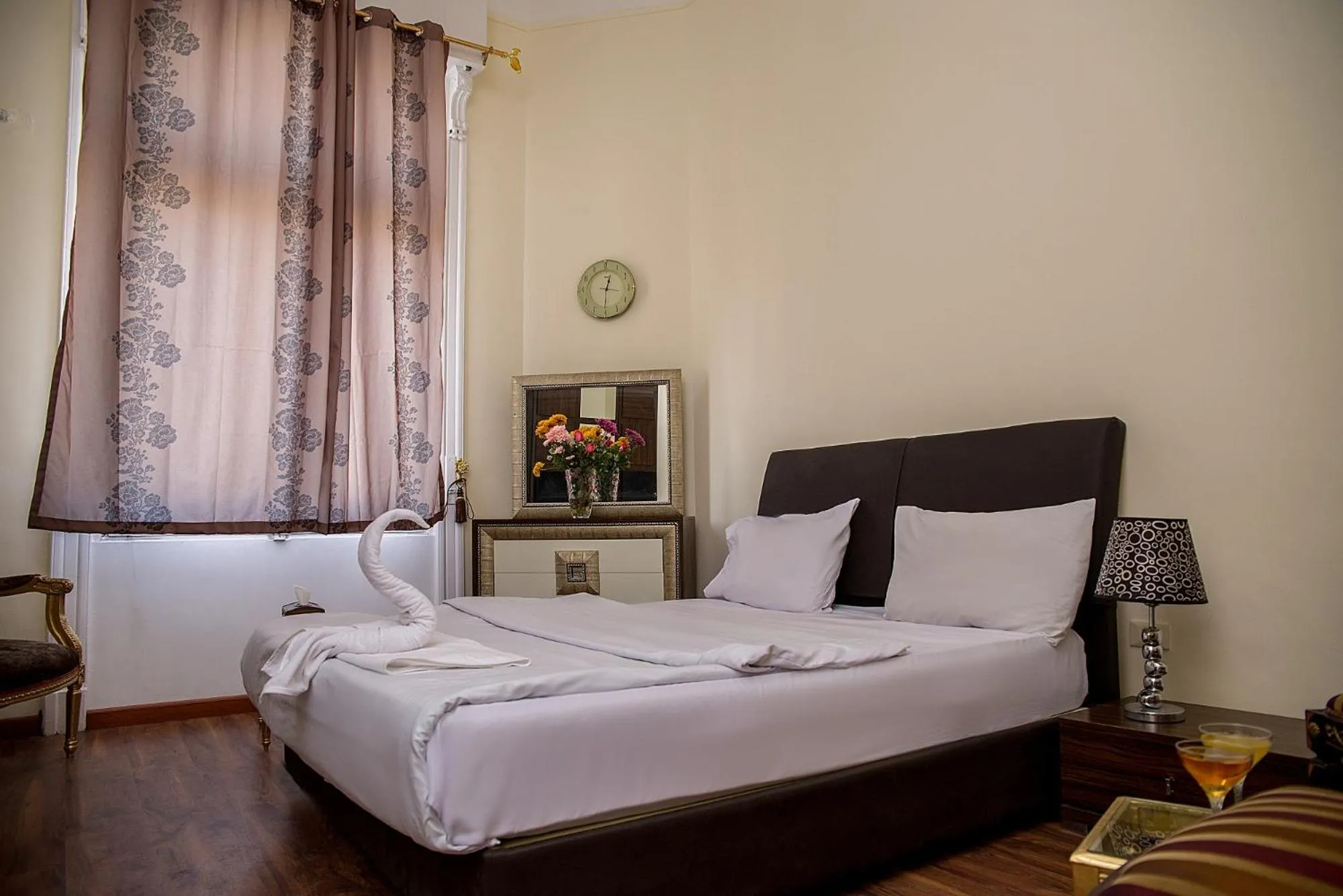 Bed in Hotel Grand Royal Cairo