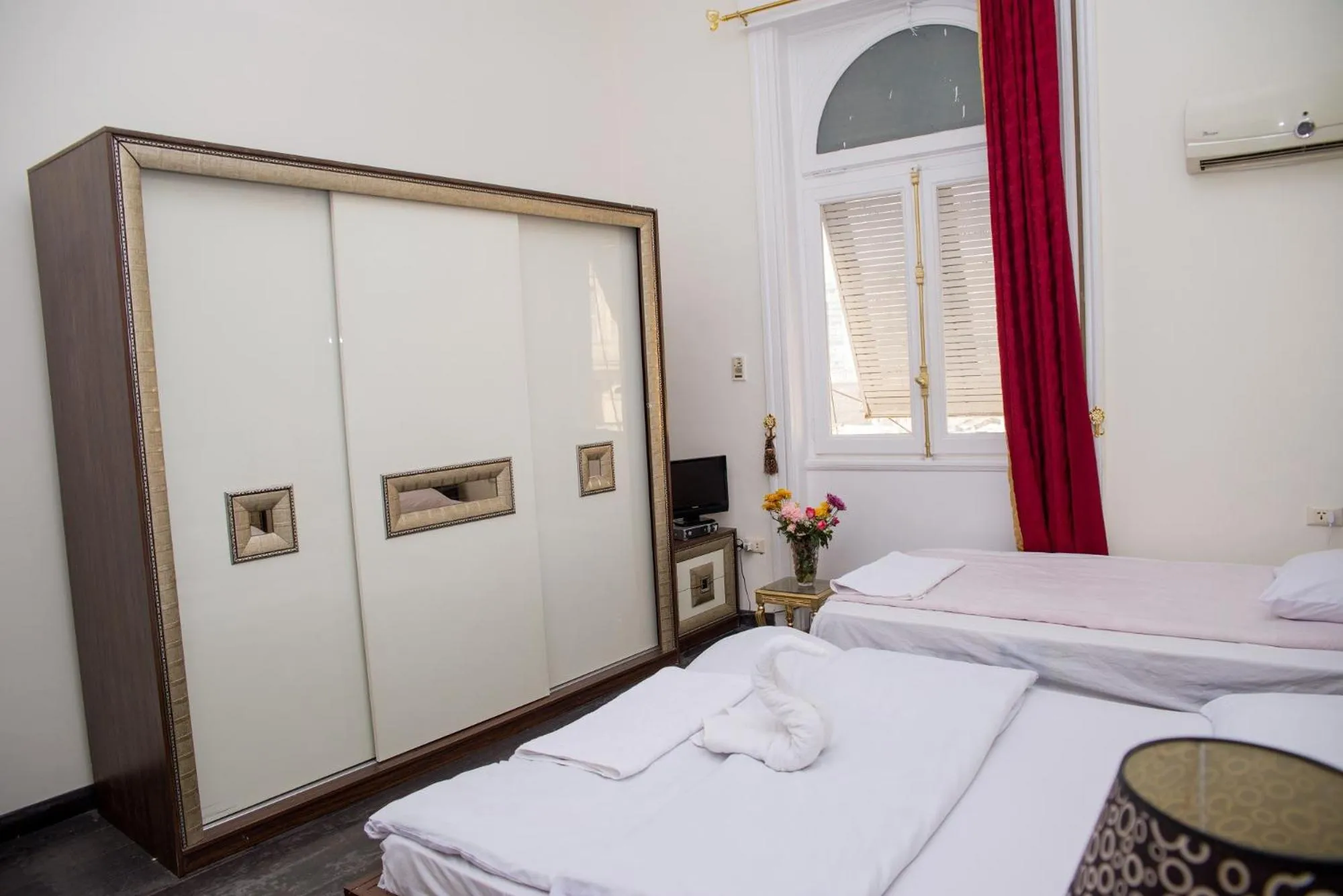 Bed in Hotel Grand Royal Cairo