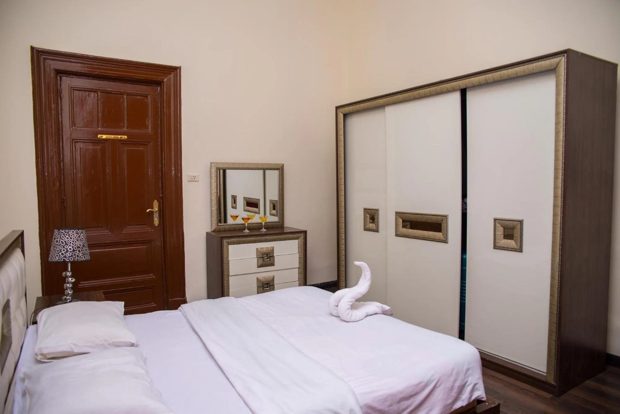 Bed in Hotel Grand Royal Cairo