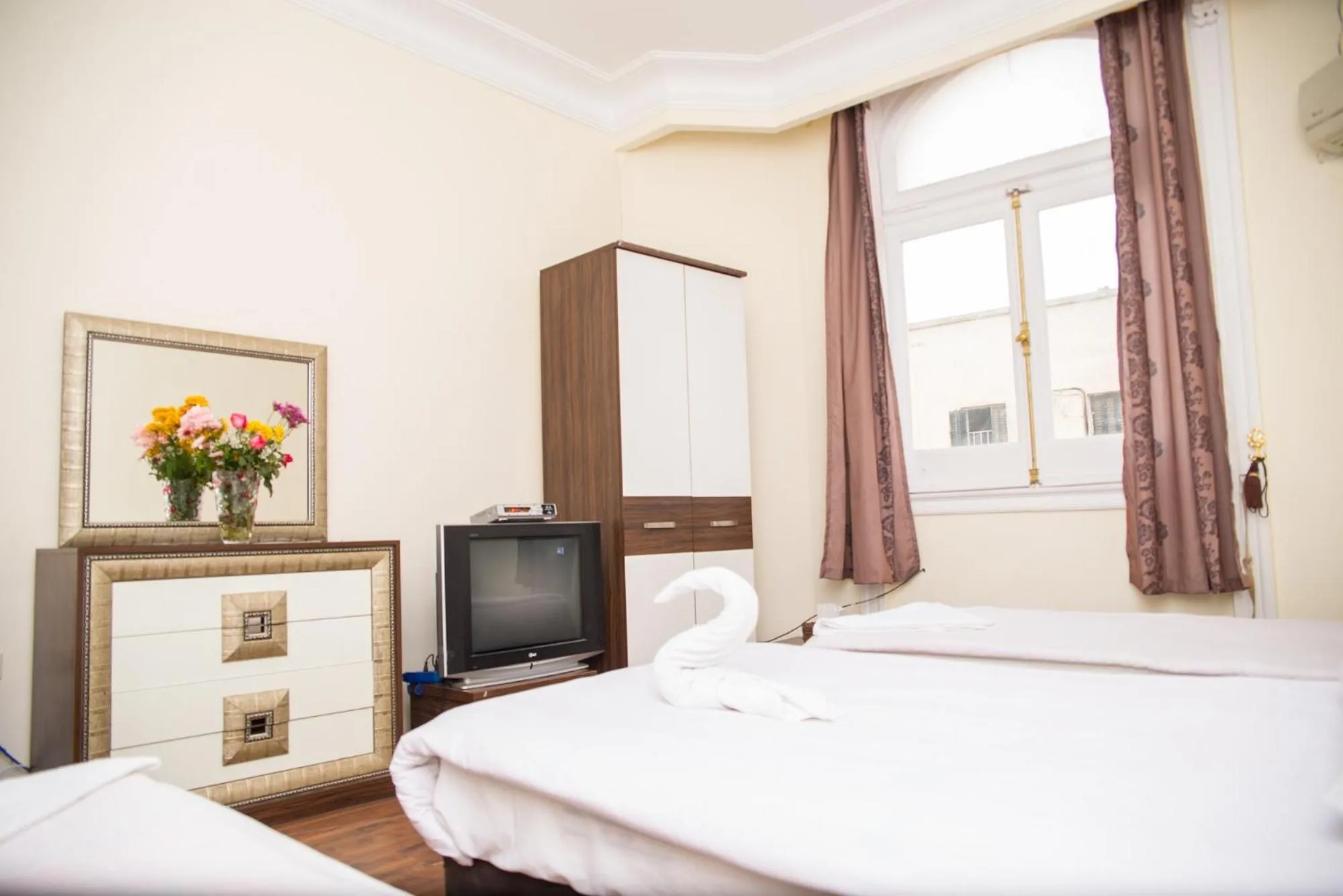 Bed in Hotel Grand Royal Cairo