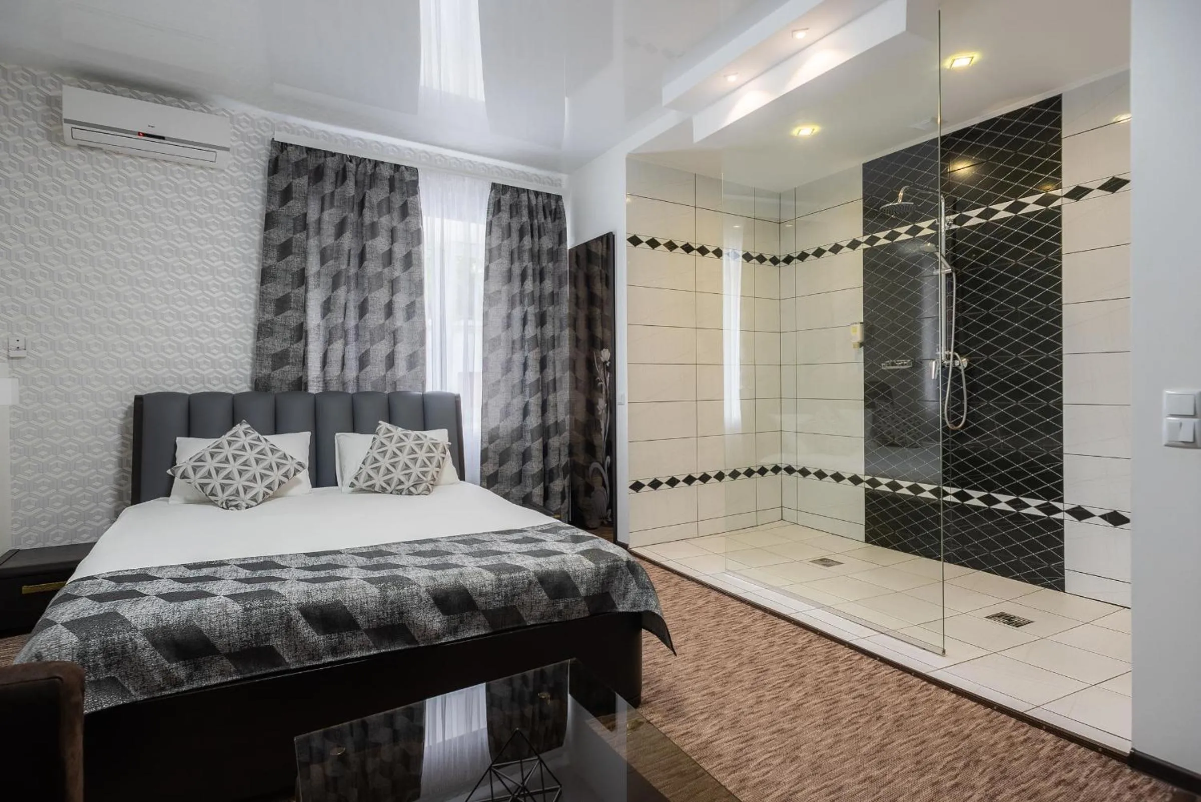 Large Double Room in Rhombus Hotel