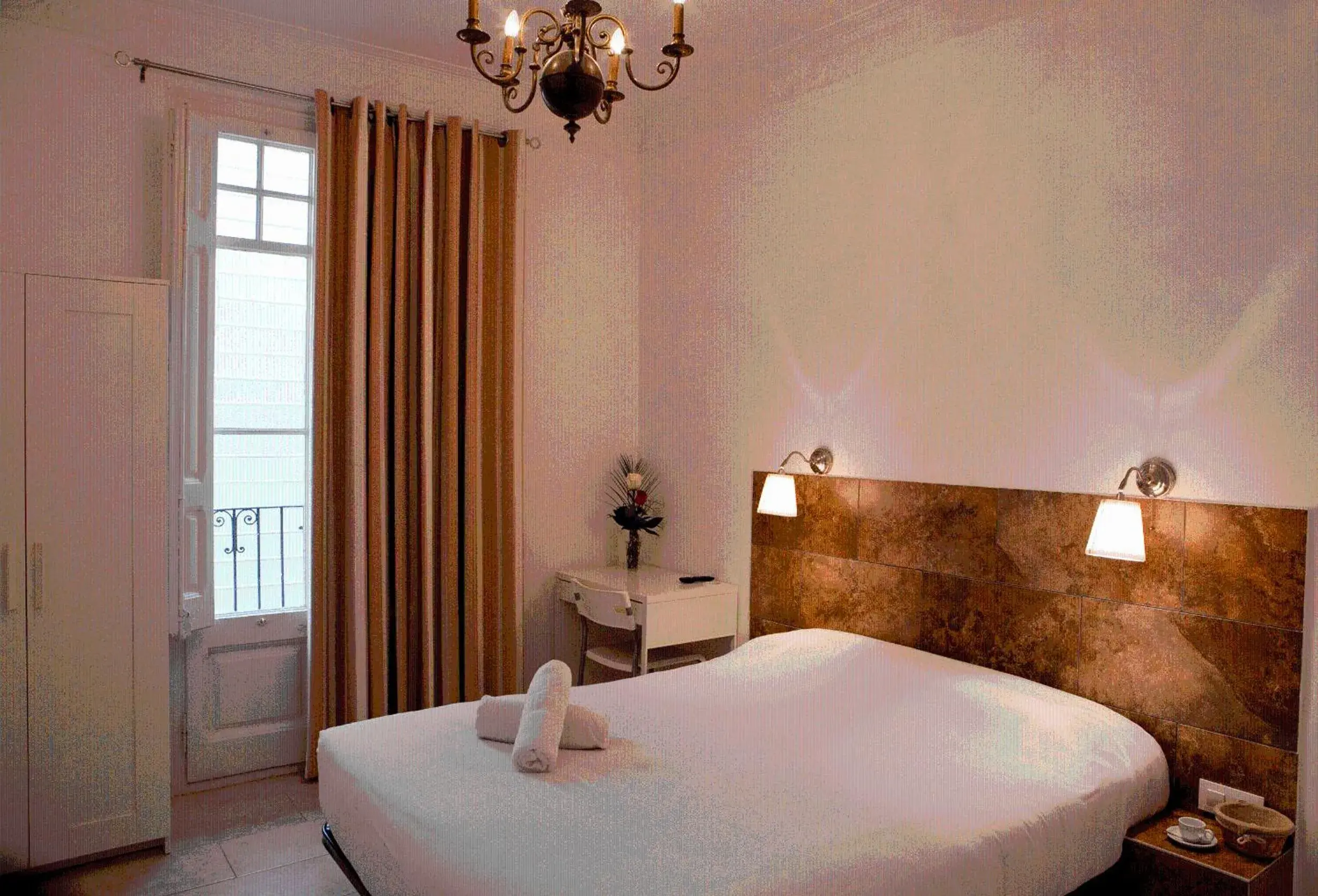 Day, Bed in Hostal Martinval Day, Bed in Hostal Martinval