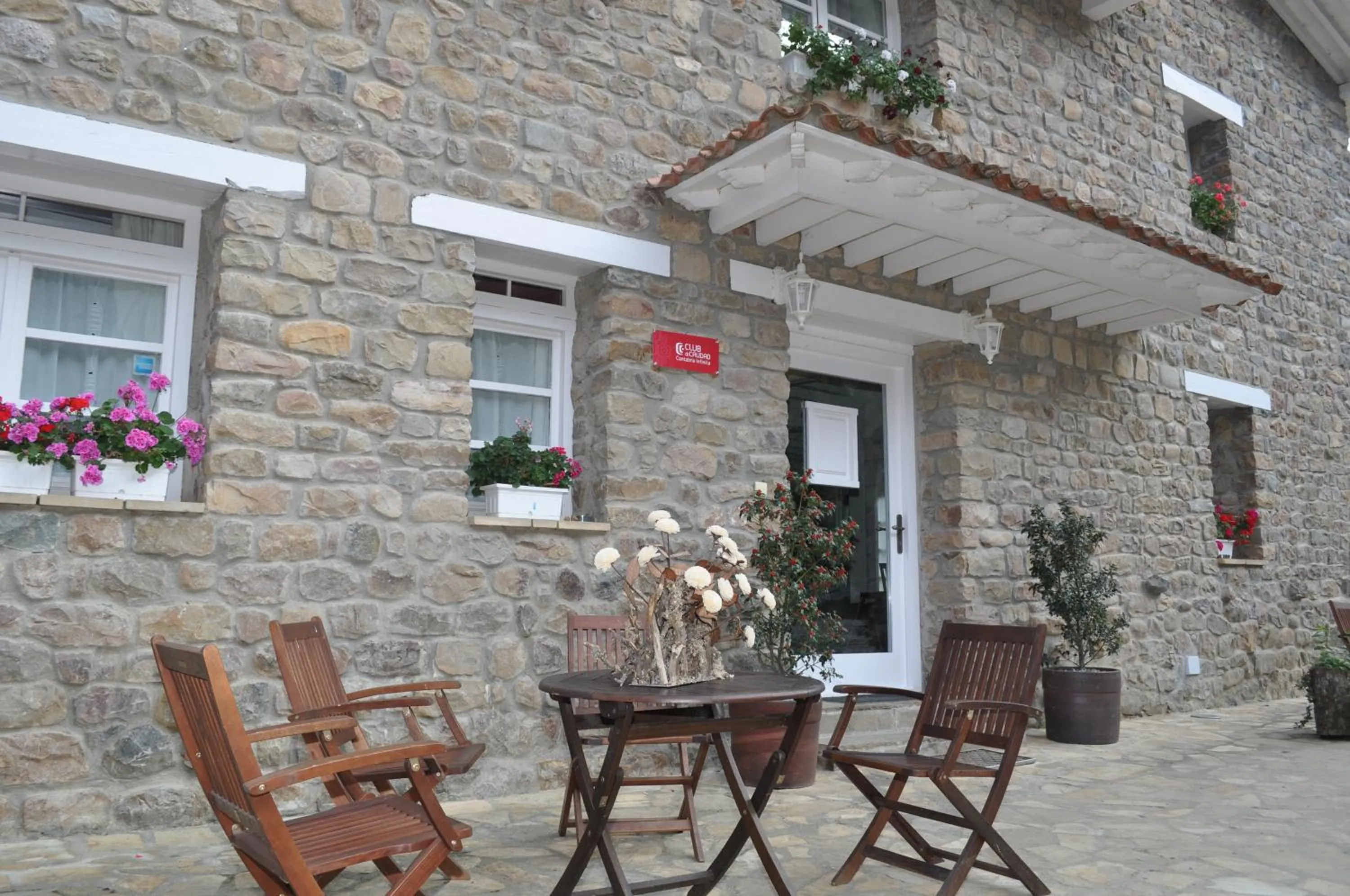 Facade/entrance in El Bosque de La Anjana