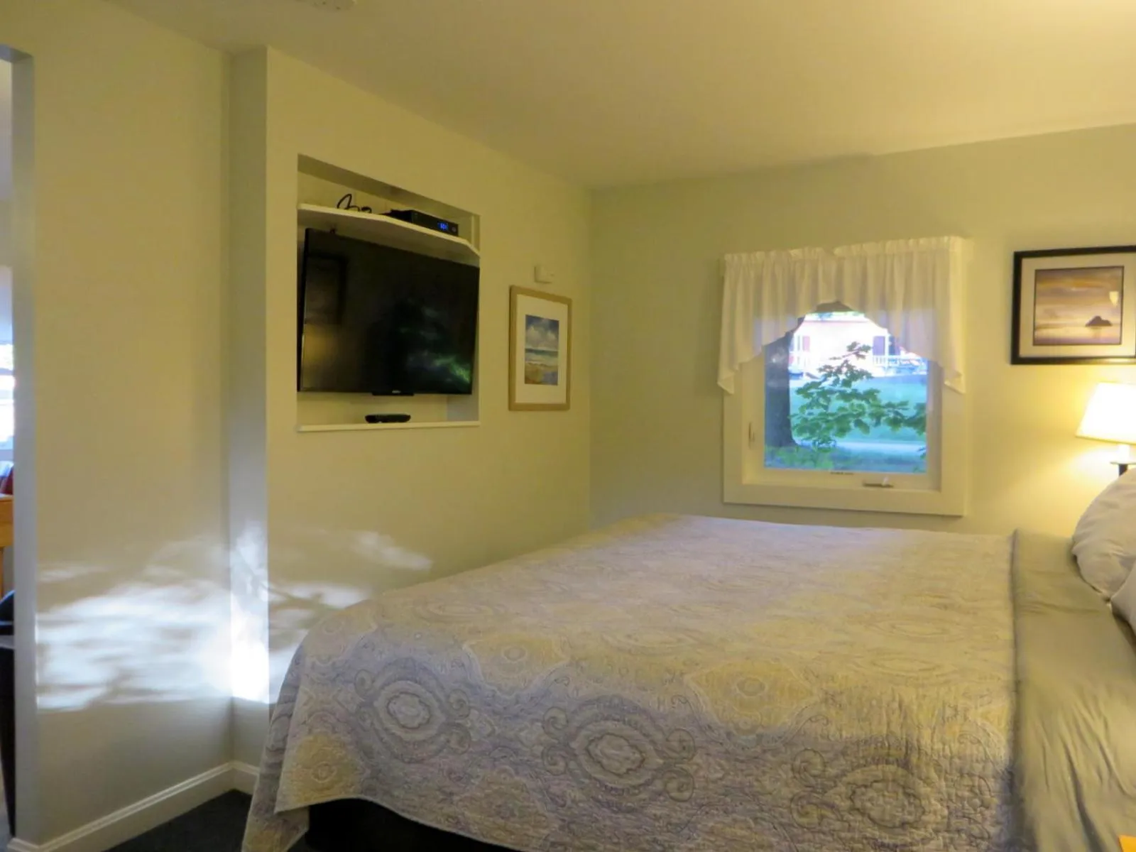 Bed in Elmwood Motor Court