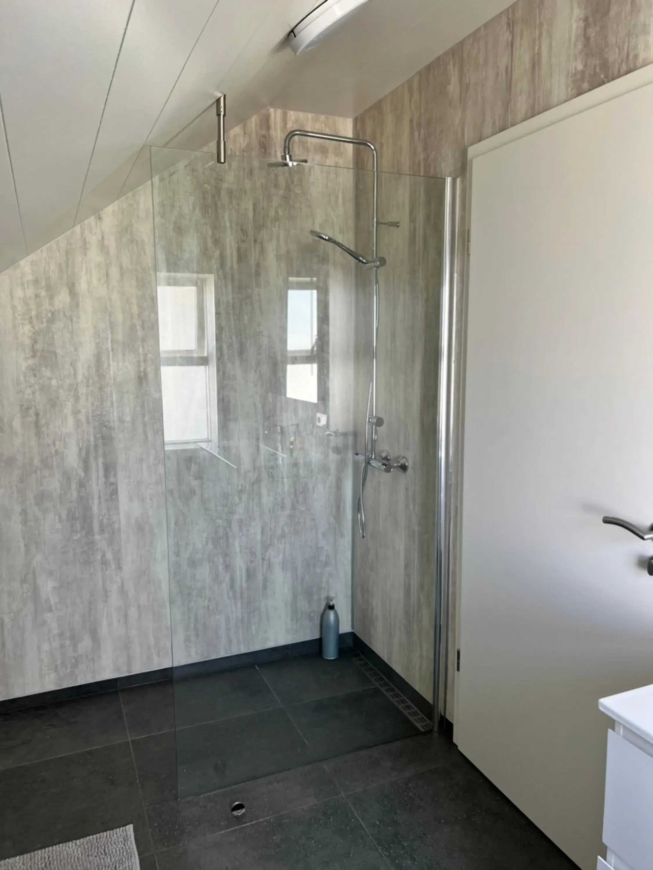 Shower in Hvammur Apartments by the Harbour Shower in Hvammur Apartments by the Harbour