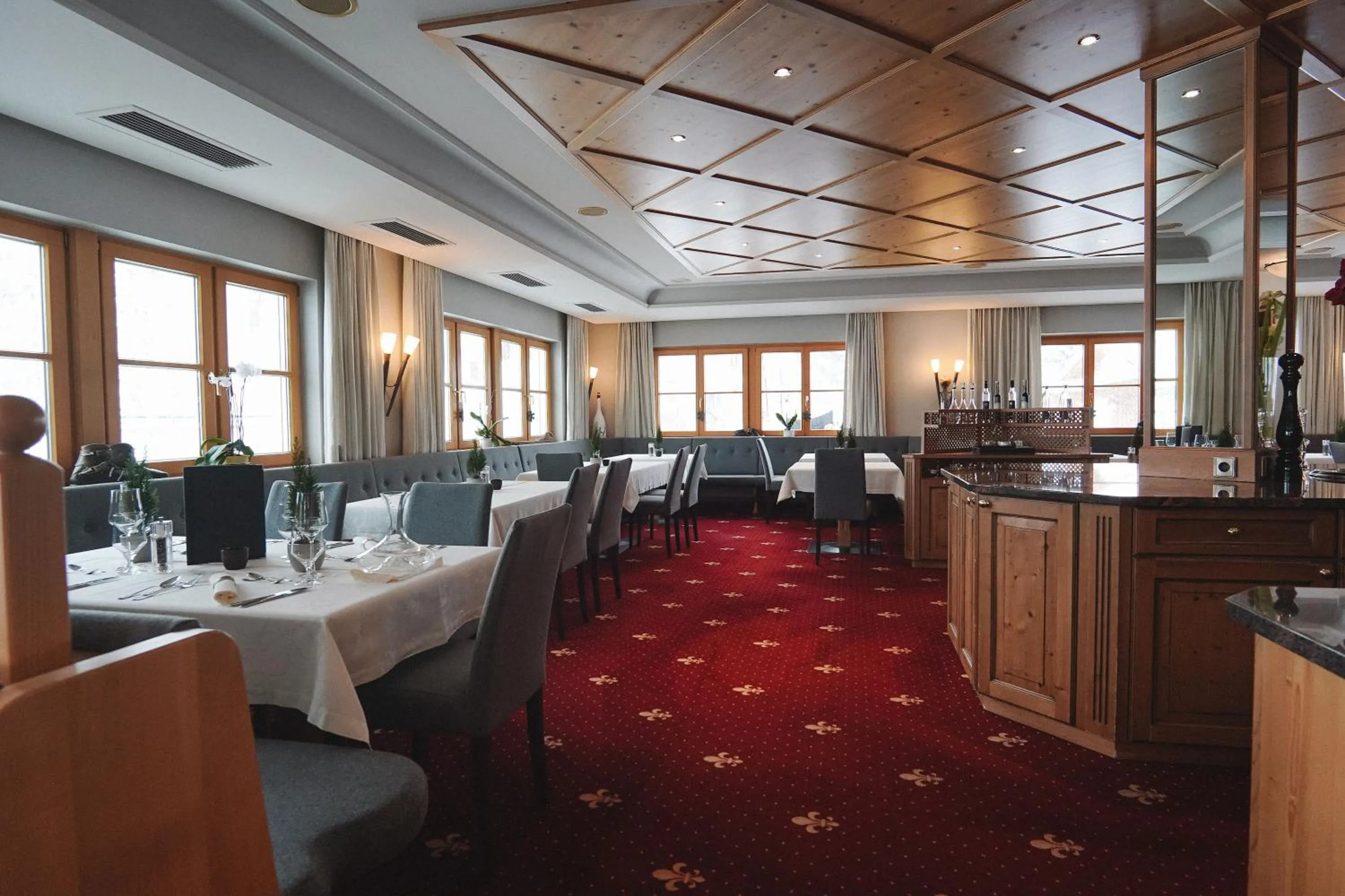 Restaurant/places to eat in Hotel Acerina Superior