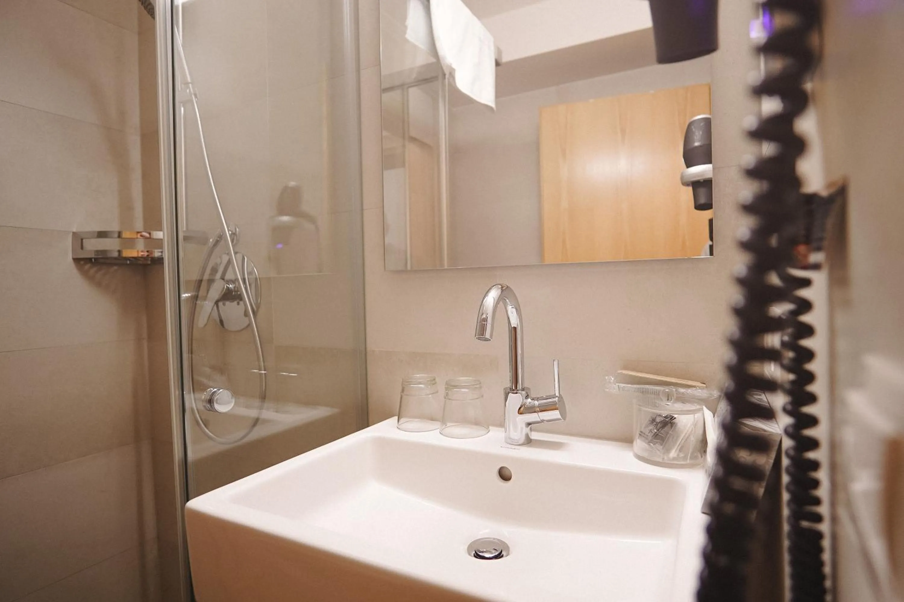 Shower in Hotel Acerina Superior