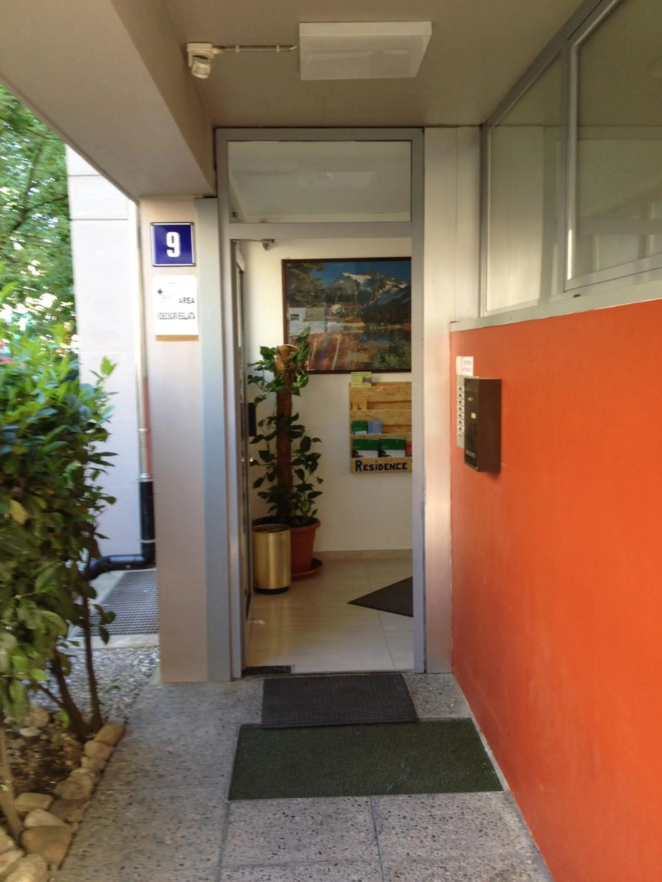 Facade/entrance in Residence Tell