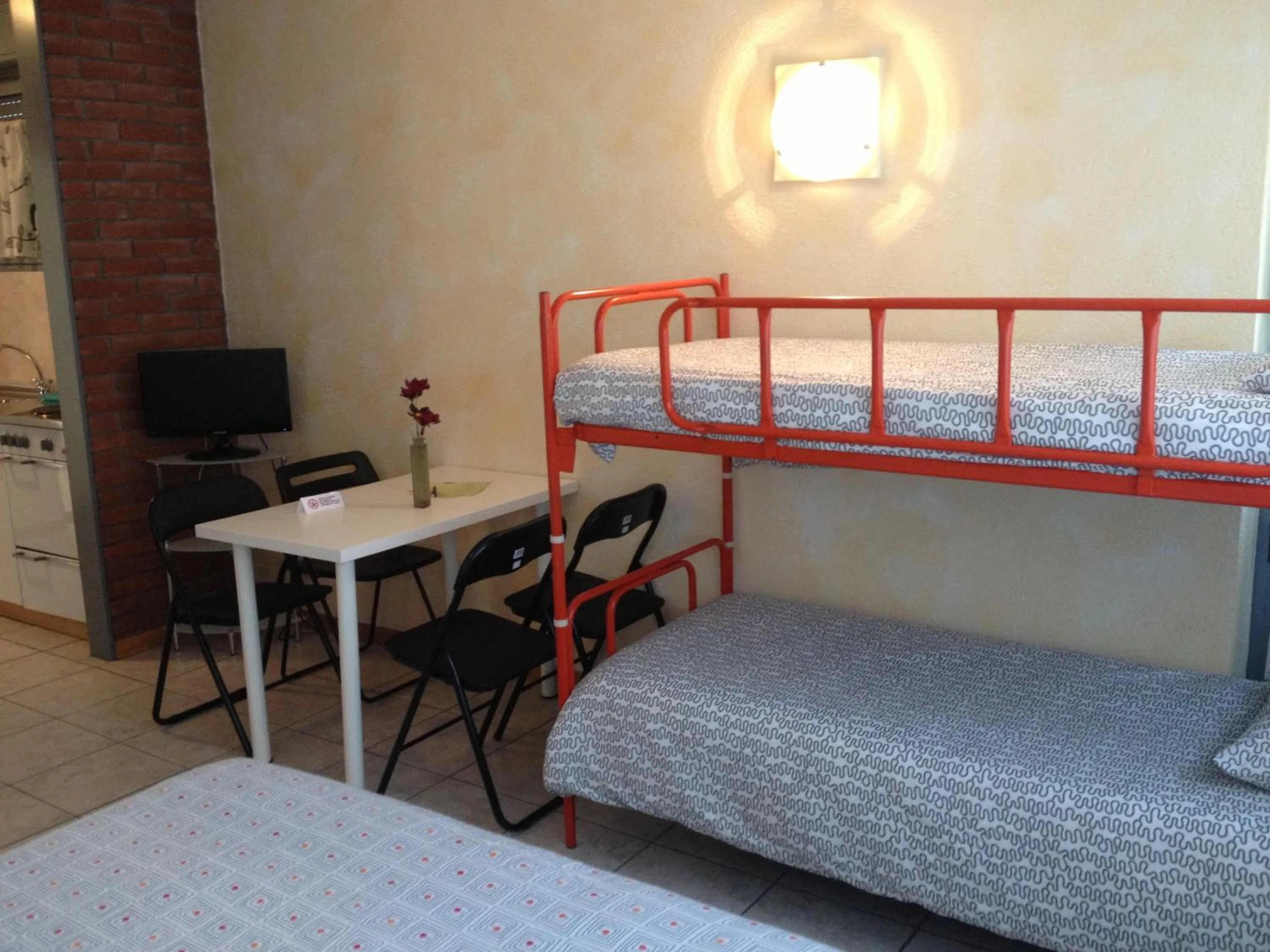 Photo of the whole room, Bed in Residence Tell