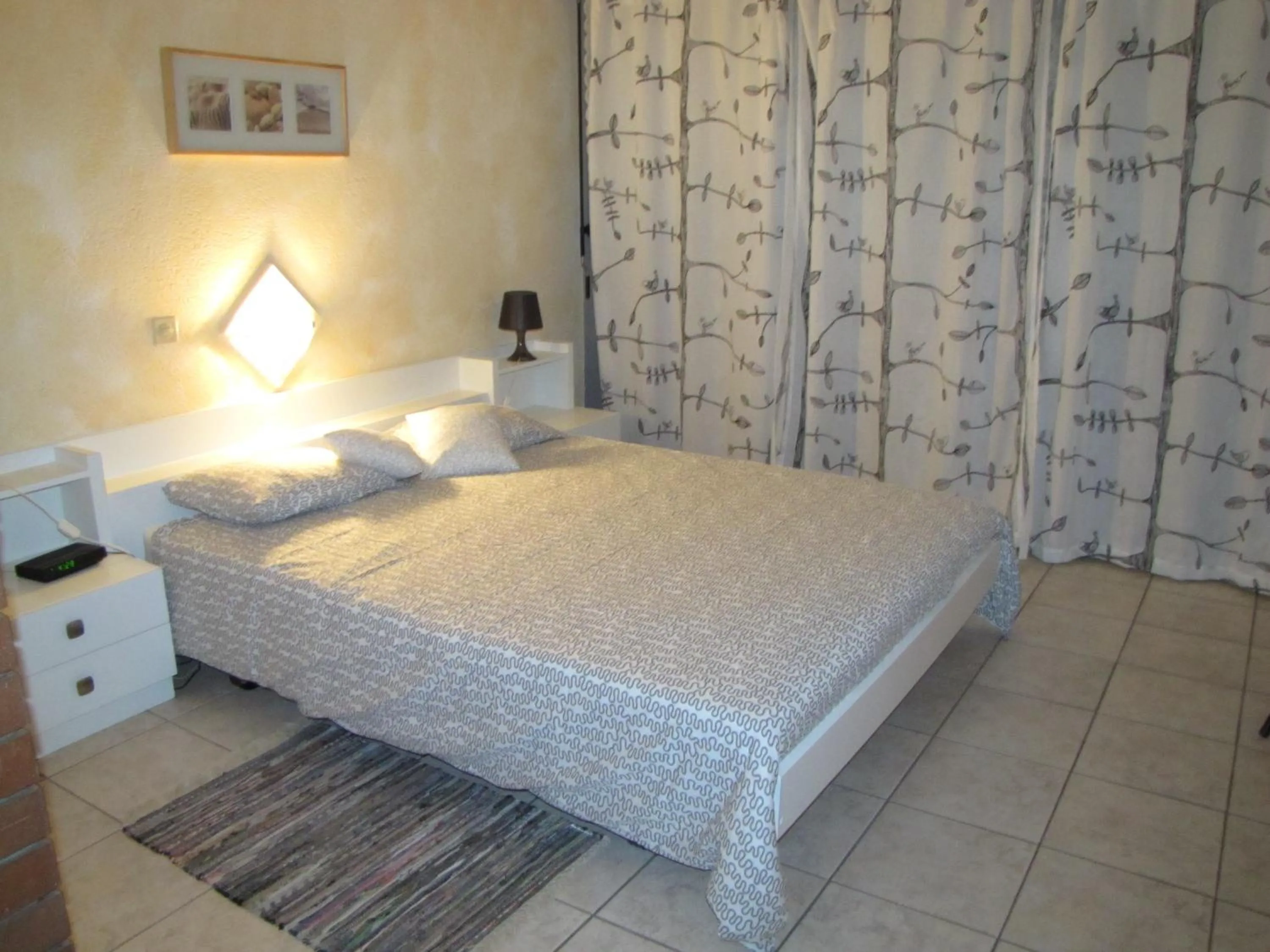 Photo of the whole room, Bed in Residence Tell