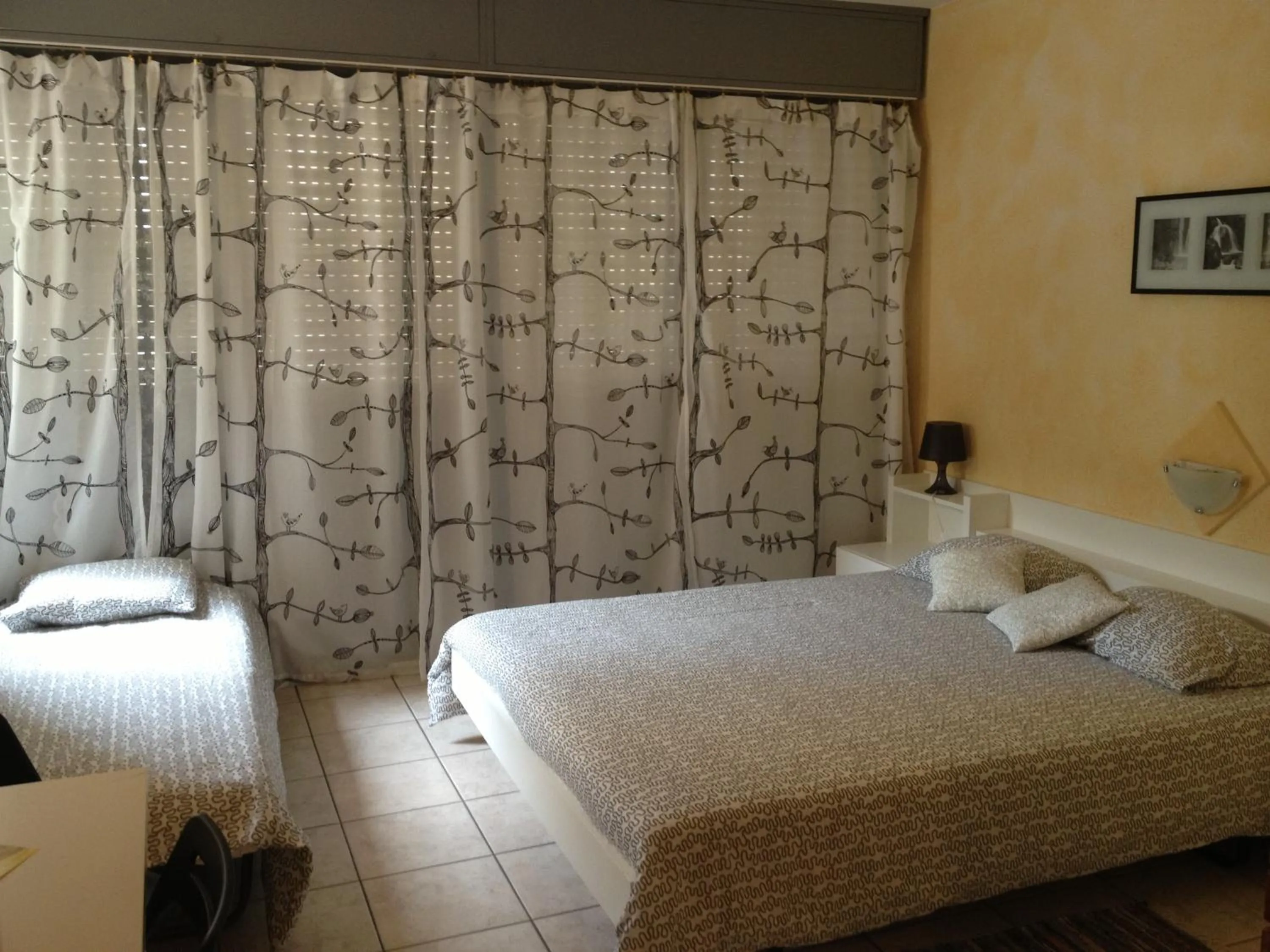 Photo of the whole room, Bed in Residence Tell