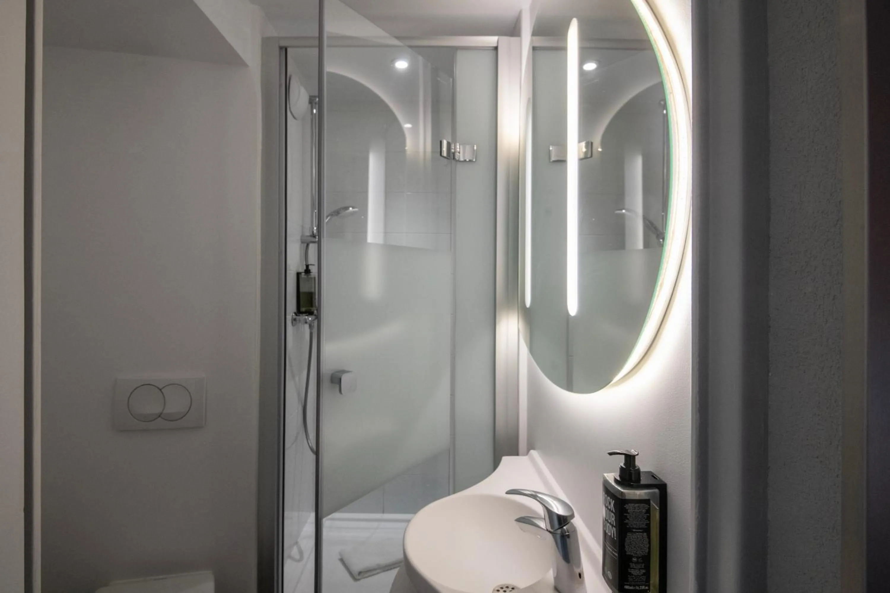 Bathroom in ibis budget Nice Aeroport