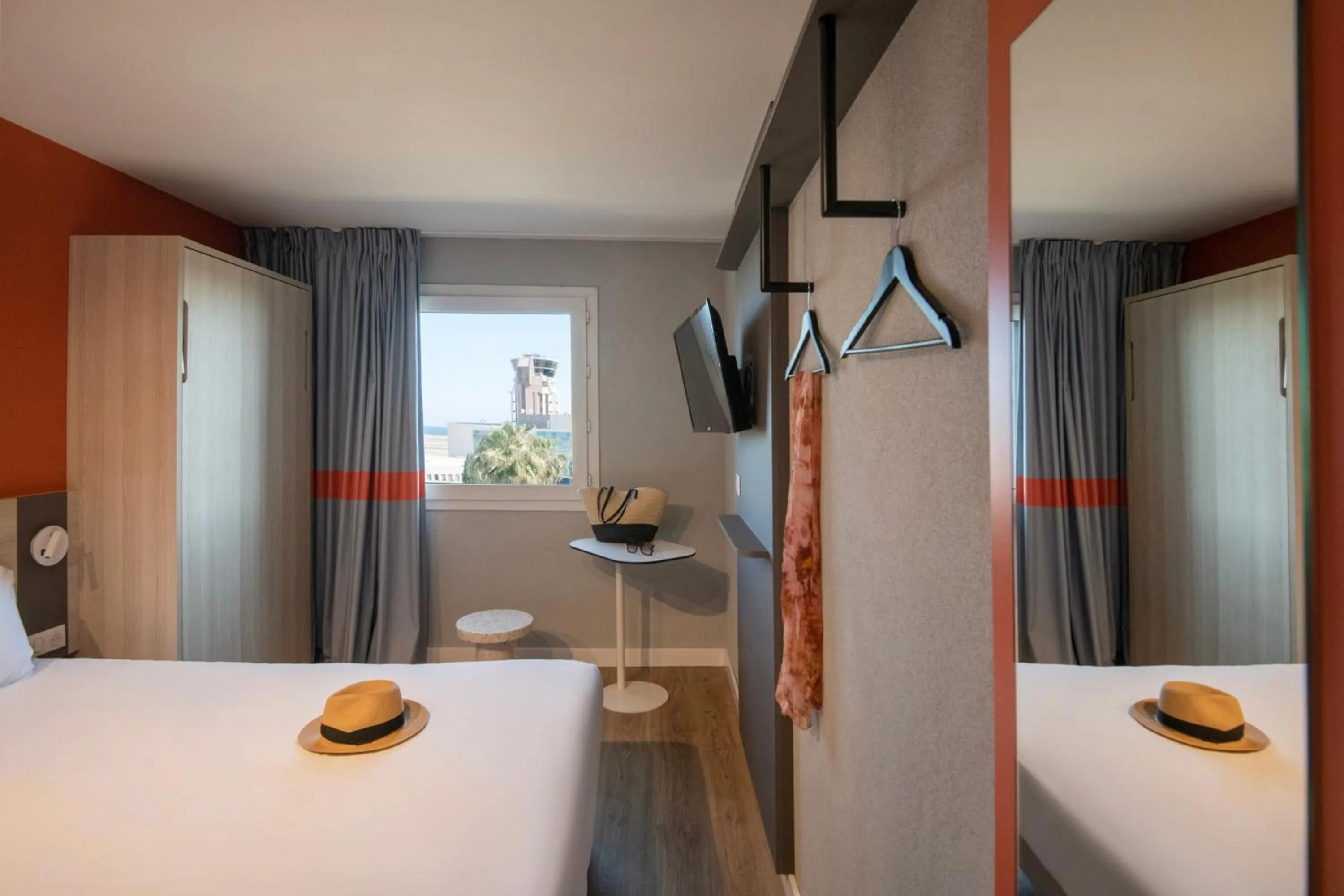 Photo of the whole room, Bed in ibis budget Nice Aeroport