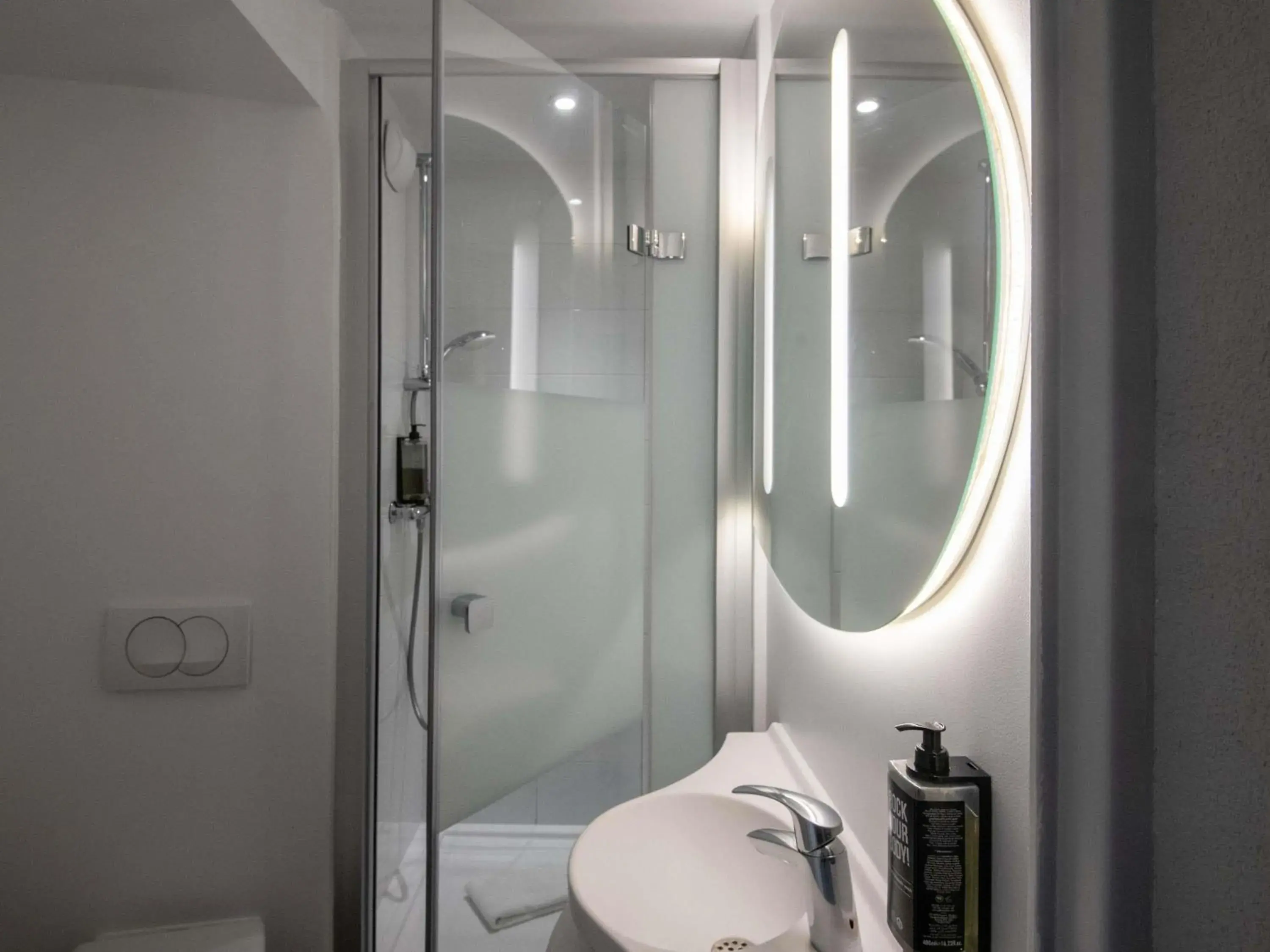 Bedroom in ibis budget Nice Aeroport Bedroom in ibis budget Nice Aeroport