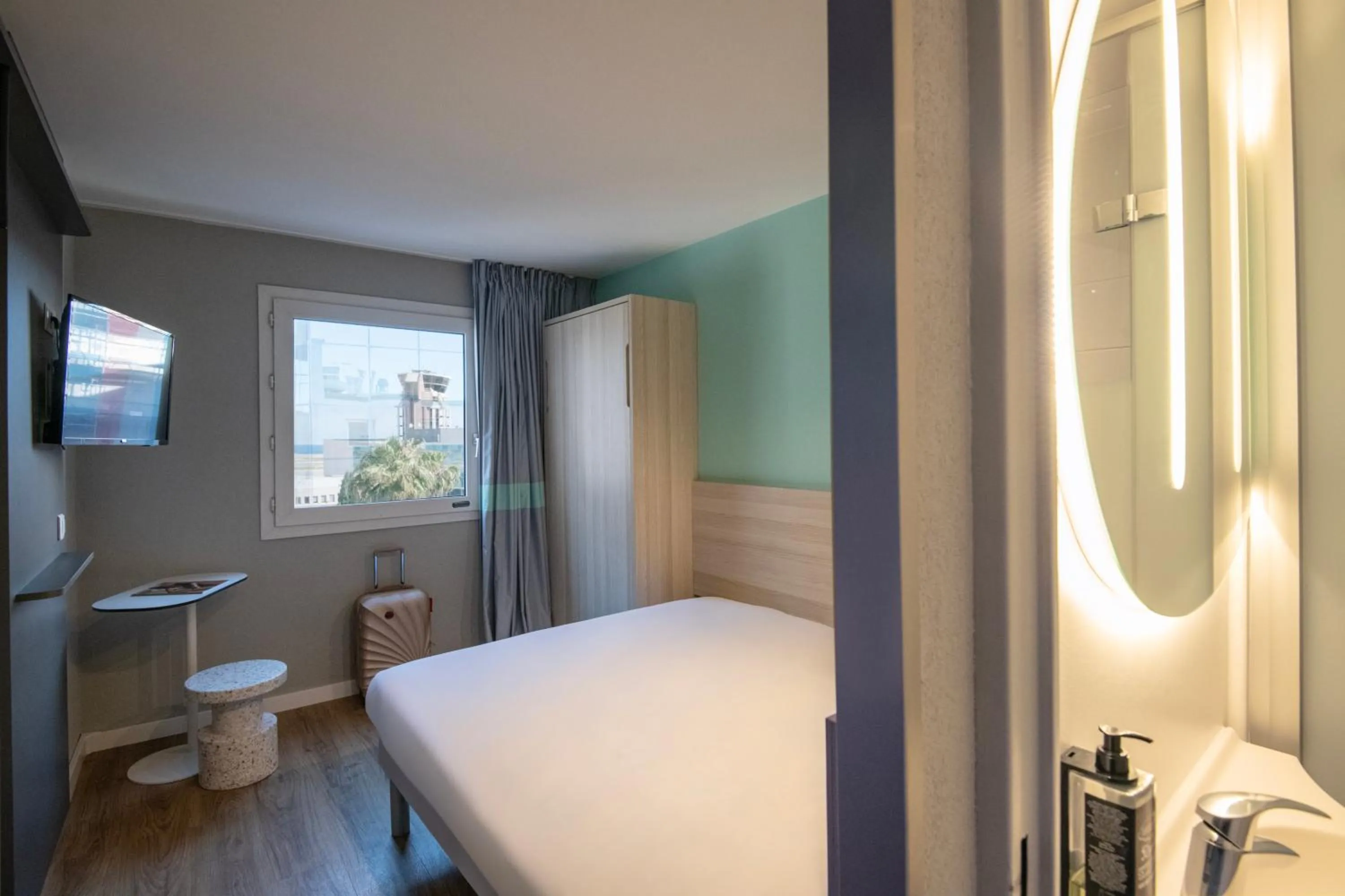 Photo of the whole room, Bed in ibis budget Nice Aeroport