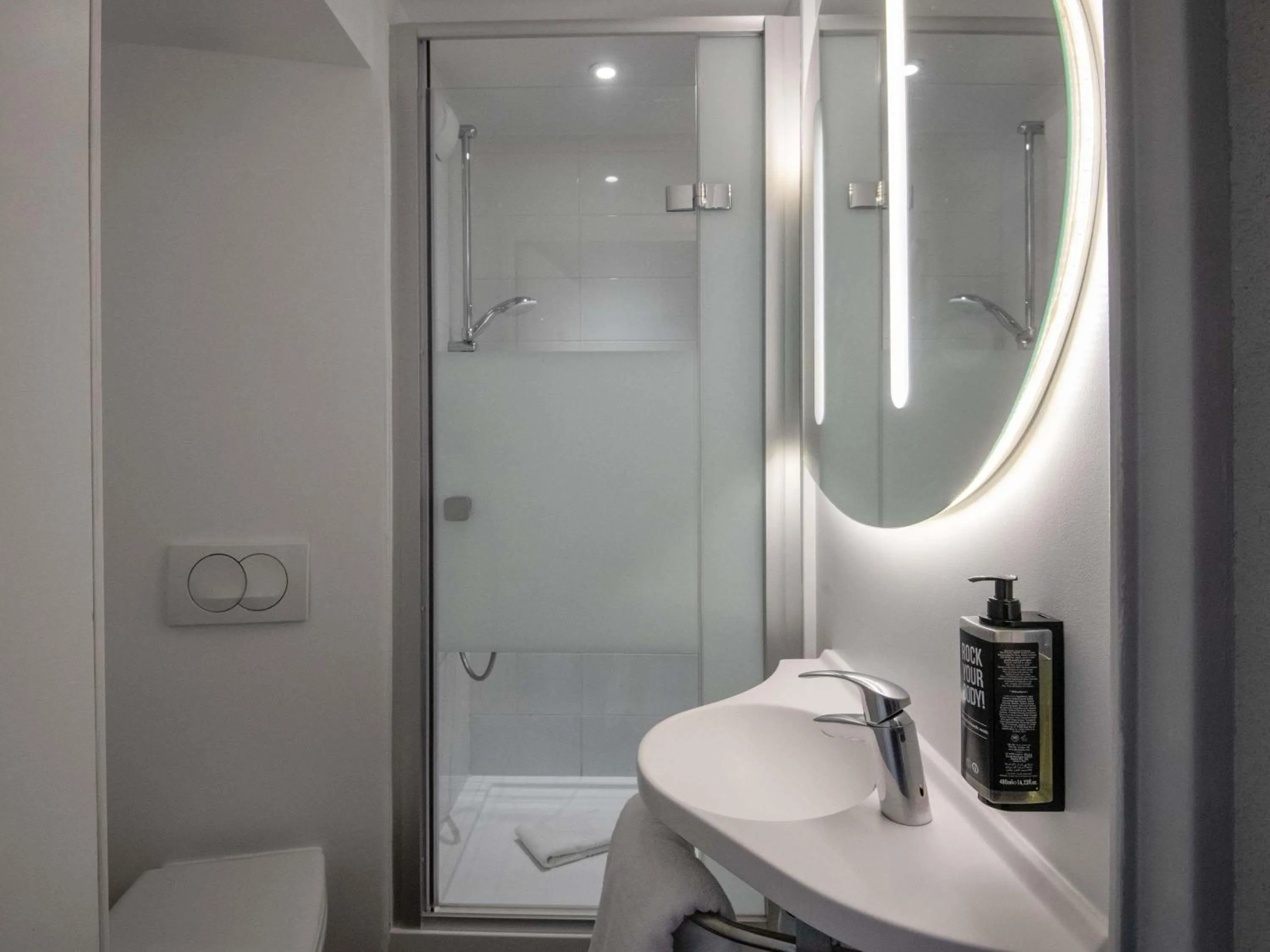 Bedroom in ibis budget Nice Aeroport