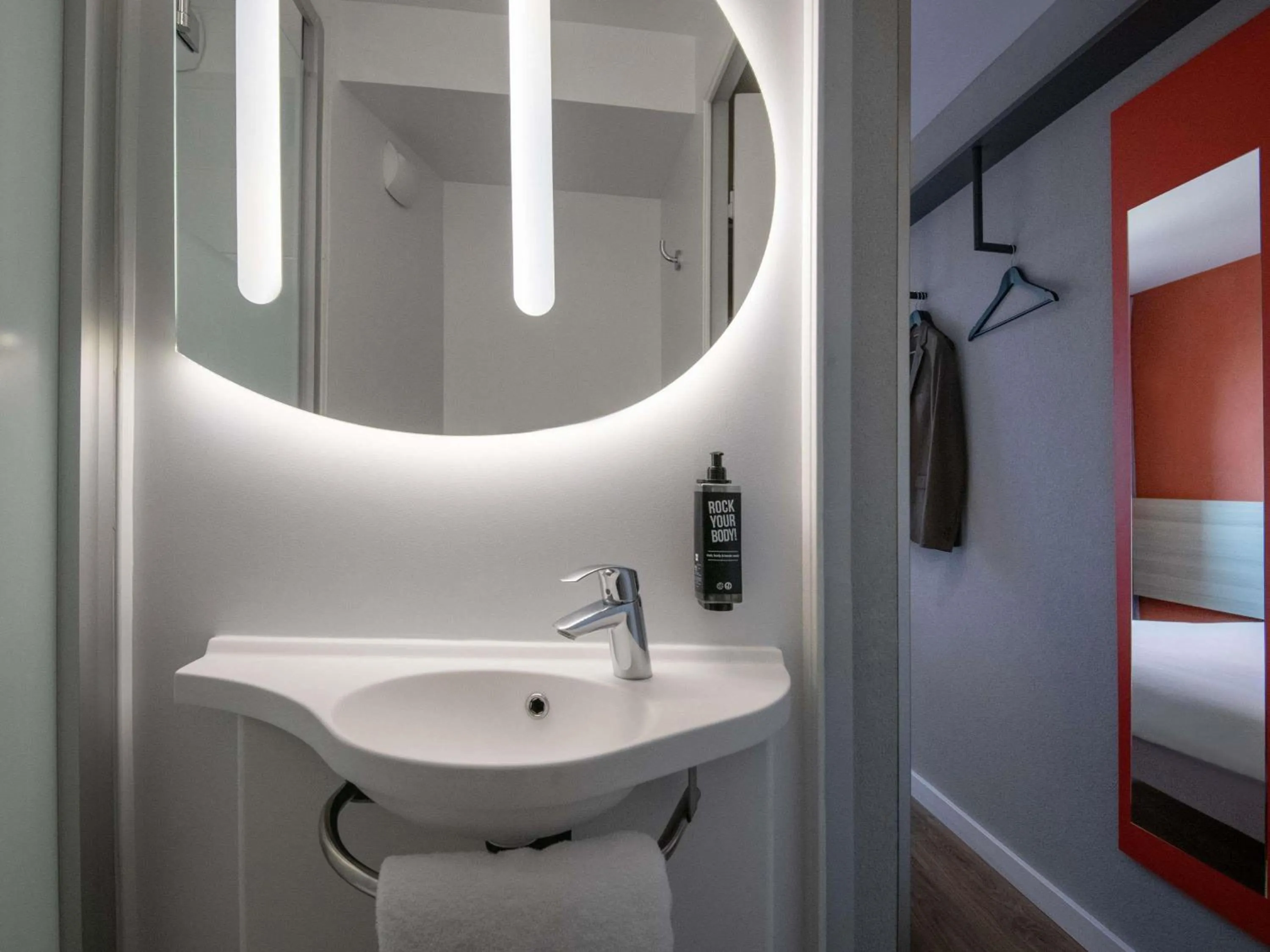 Bedroom in ibis budget Nice Aeroport