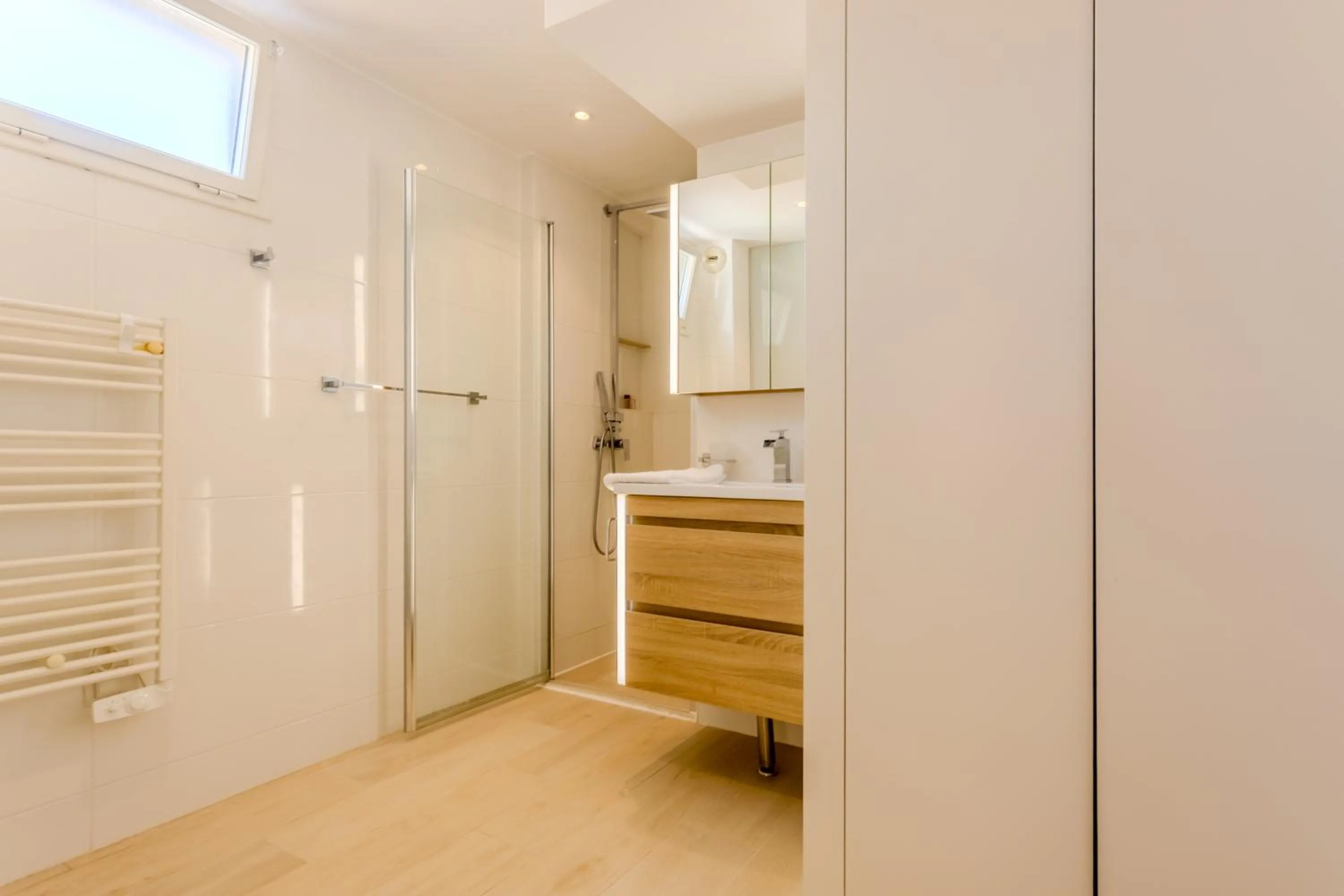 Shower in Traverse Des Artistes