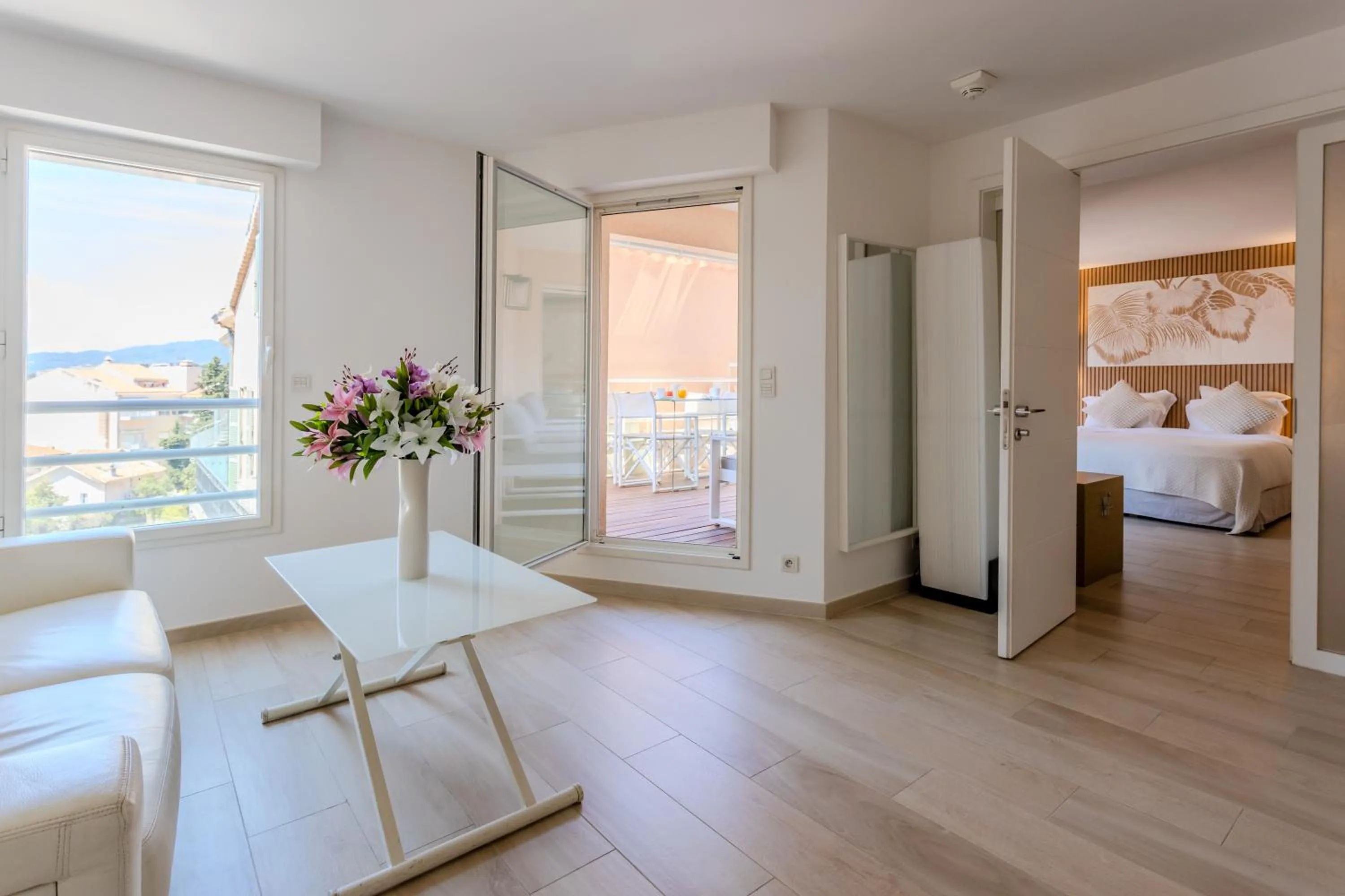 Photo of the whole room, Bed in Traverse Des Artistes