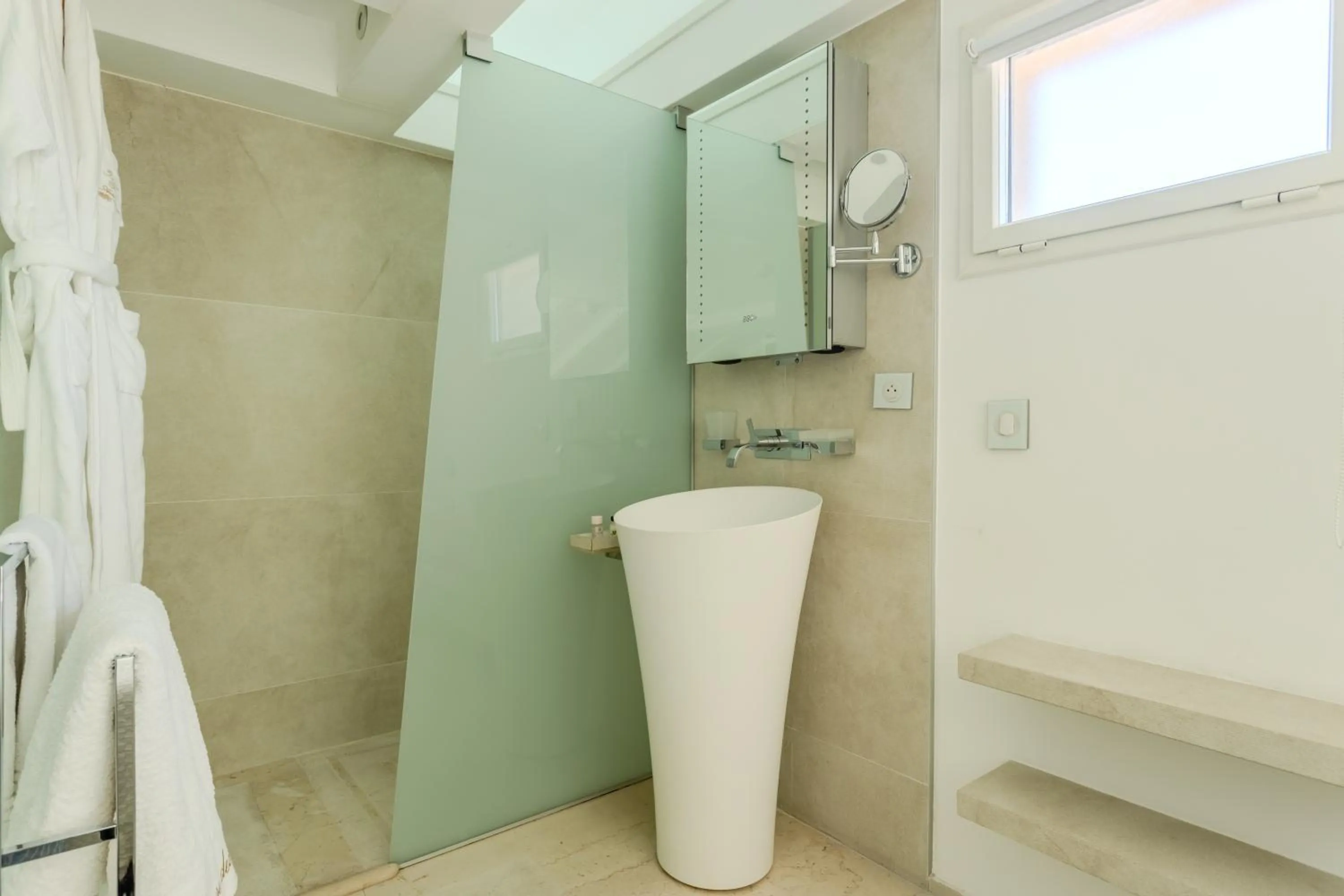 Shower in Traverse Des Artistes