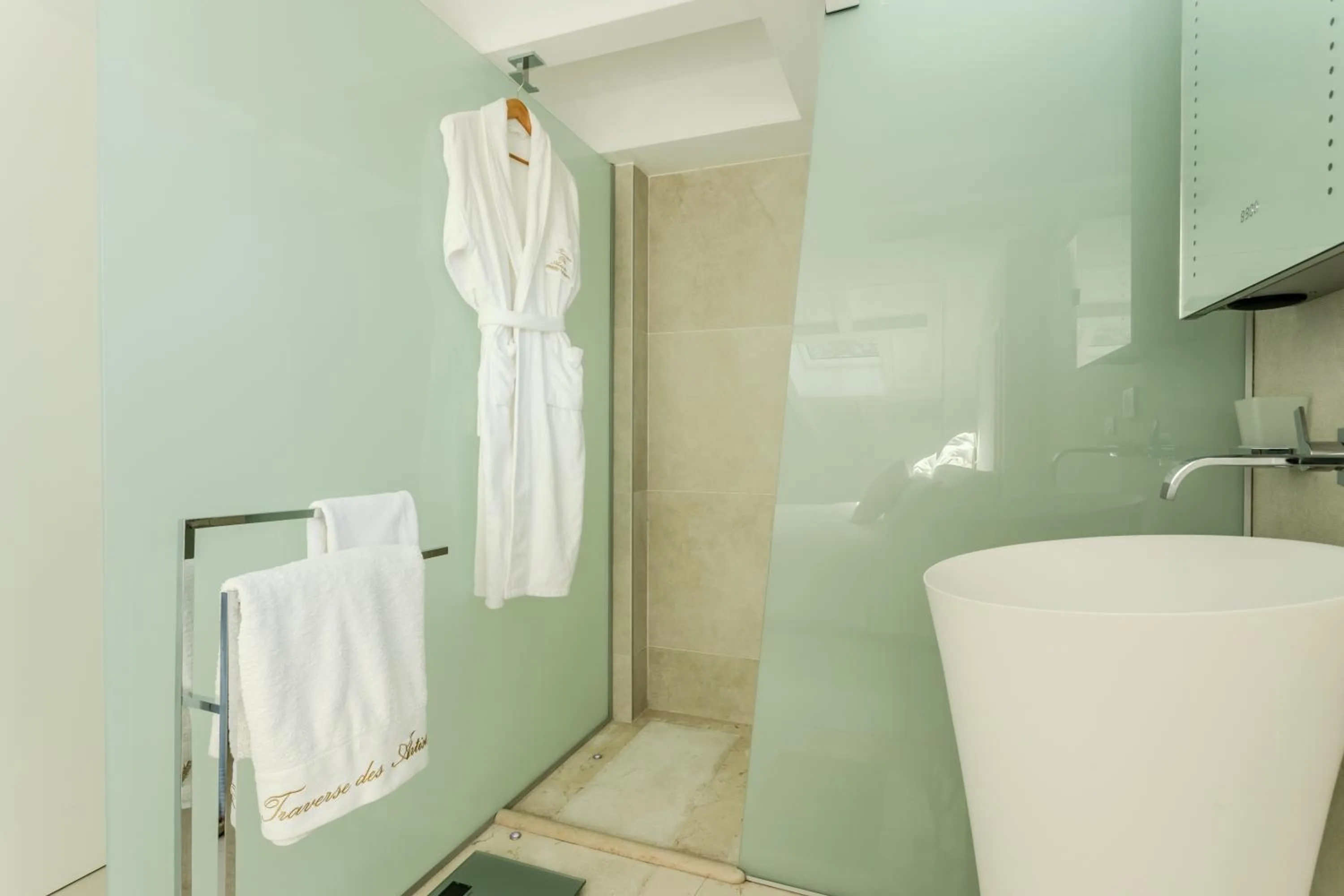 Shower in Traverse Des Artistes