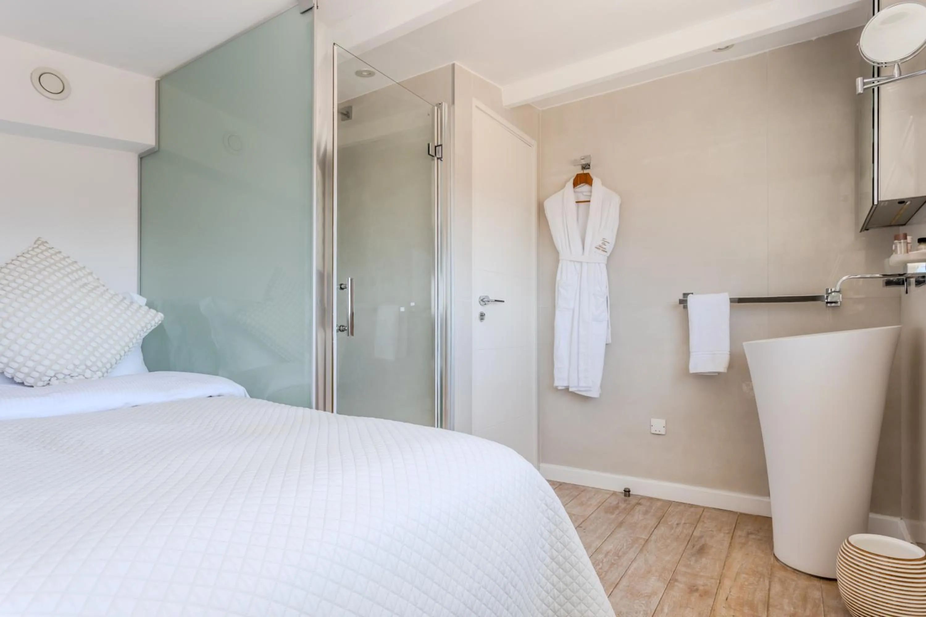 Bed in Traverse Des Artistes